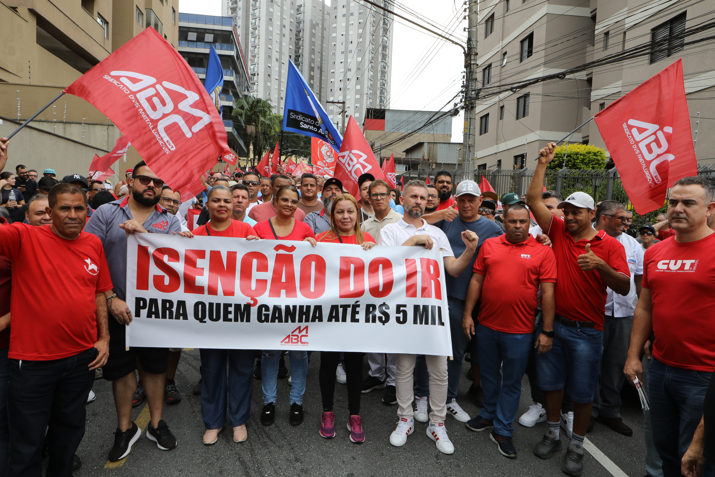 Ato em Defesa da Classe Trabalhadora para reivindicar um Brasil menos desigual e o respeito aos direitos de todos os trabalhadores concentração em frente o Sindicato dos Metalúrgicos e passeata na Rua Marechal Deodora no Centro de SBC. Fotos Dino Santos_14_03_2025.