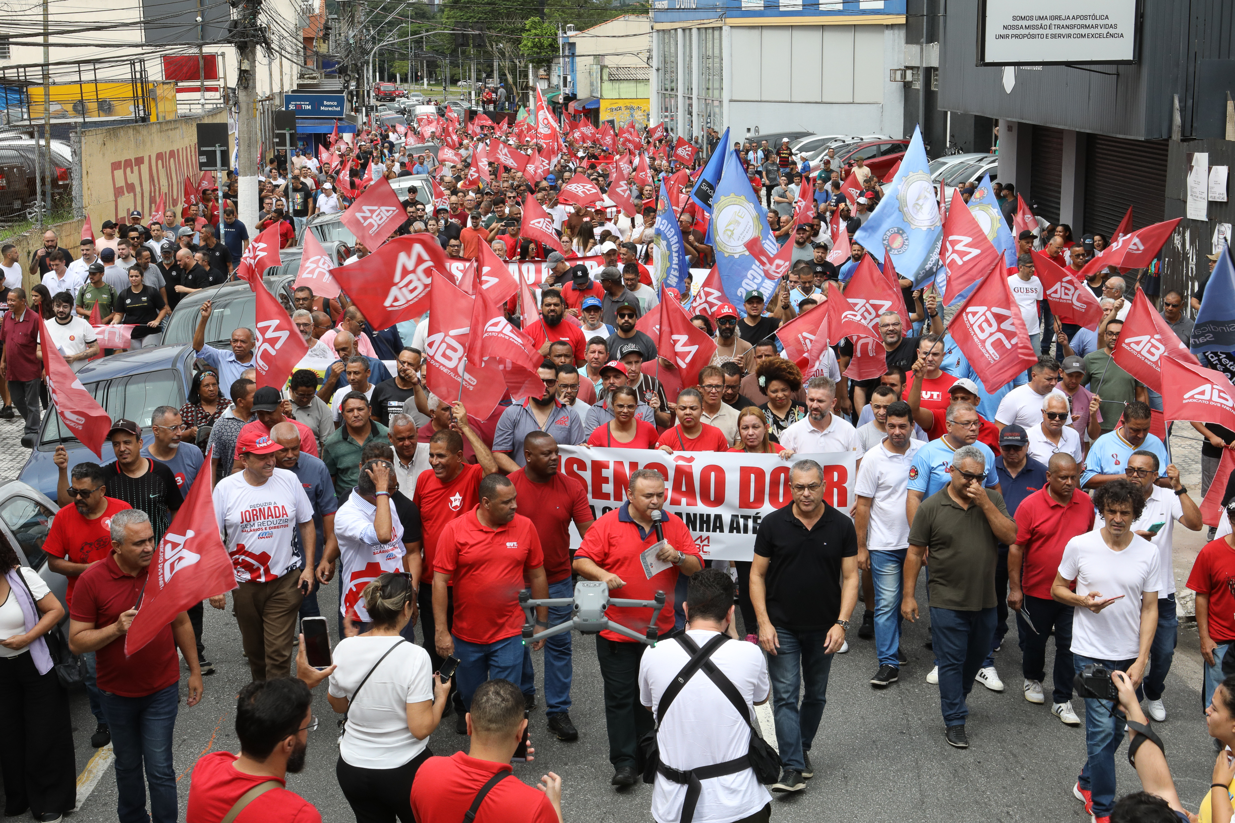 Ato em Defesa da Classe Trabalhadora para reivindicar um Brasil menos desigual e o respeito aos direitos de todos os trabalhadores concentração em frente o Sindicato dos Metalúrgicos e passeata na Rua Marechal Deodora no Centro de SBC. Fotos Dino Santos_14_03_2025.