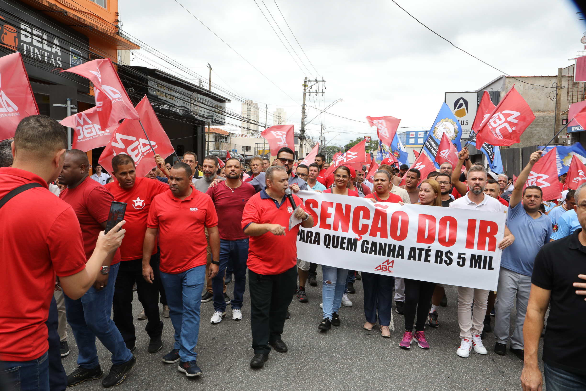 Ato em Defesa da Classe Trabalhadora para reivindicar um Brasil menos desigual e o respeito aos direitos de todos os trabalhadores concentração em frente o Sindicato dos Metalúrgicos e passeata na Rua Marechal Deodora no Centro de SBC. Fotos Dino Santos_14_03_2025.