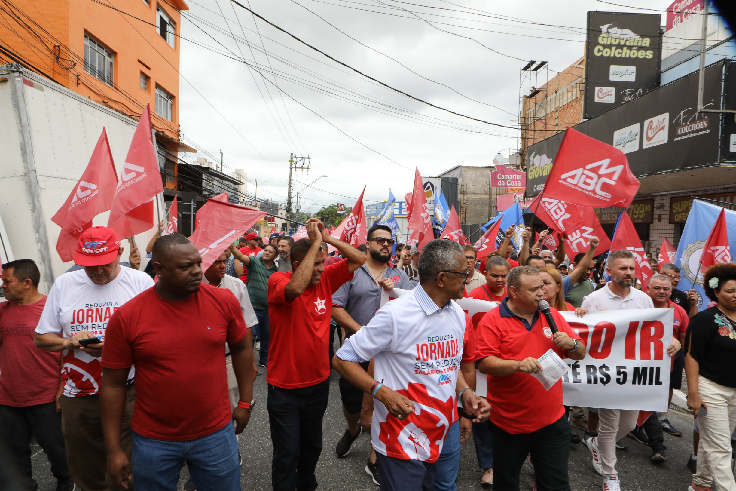 Ato em Defesa da Classe Trabalhadora para reivindicar um Brasil menos desigual e o respeito aos direitos de todos os trabalhadores concentração em frente o Sindicato dos Metalúrgicos e passeata na Rua Marechal Deodora no Centro de SBC. Fotos Dino Santos_14_03_2025.