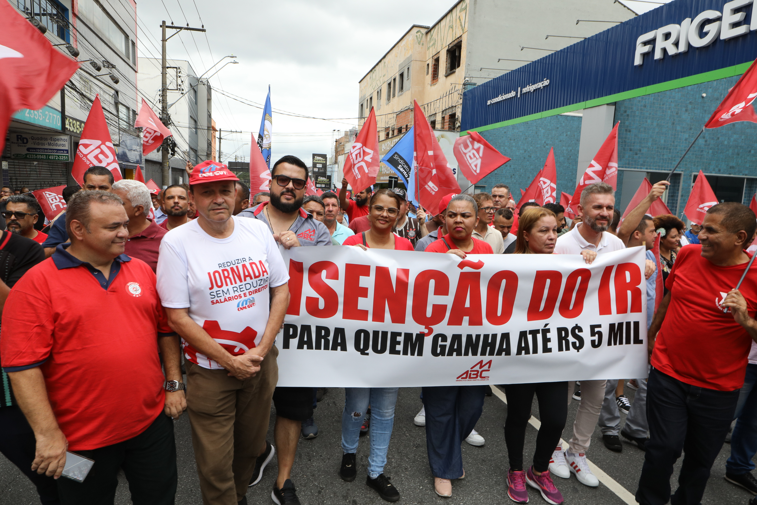 Ato em Defesa da Classe Trabalhadora para reivindicar um Brasil menos desigual e o respeito aos direitos de todos os trabalhadores concentração em frente o Sindicato dos Metalúrgicos e passeata na Rua Marechal Deodora no Centro de SBC. Fotos Dino Santos_14_03_2025.