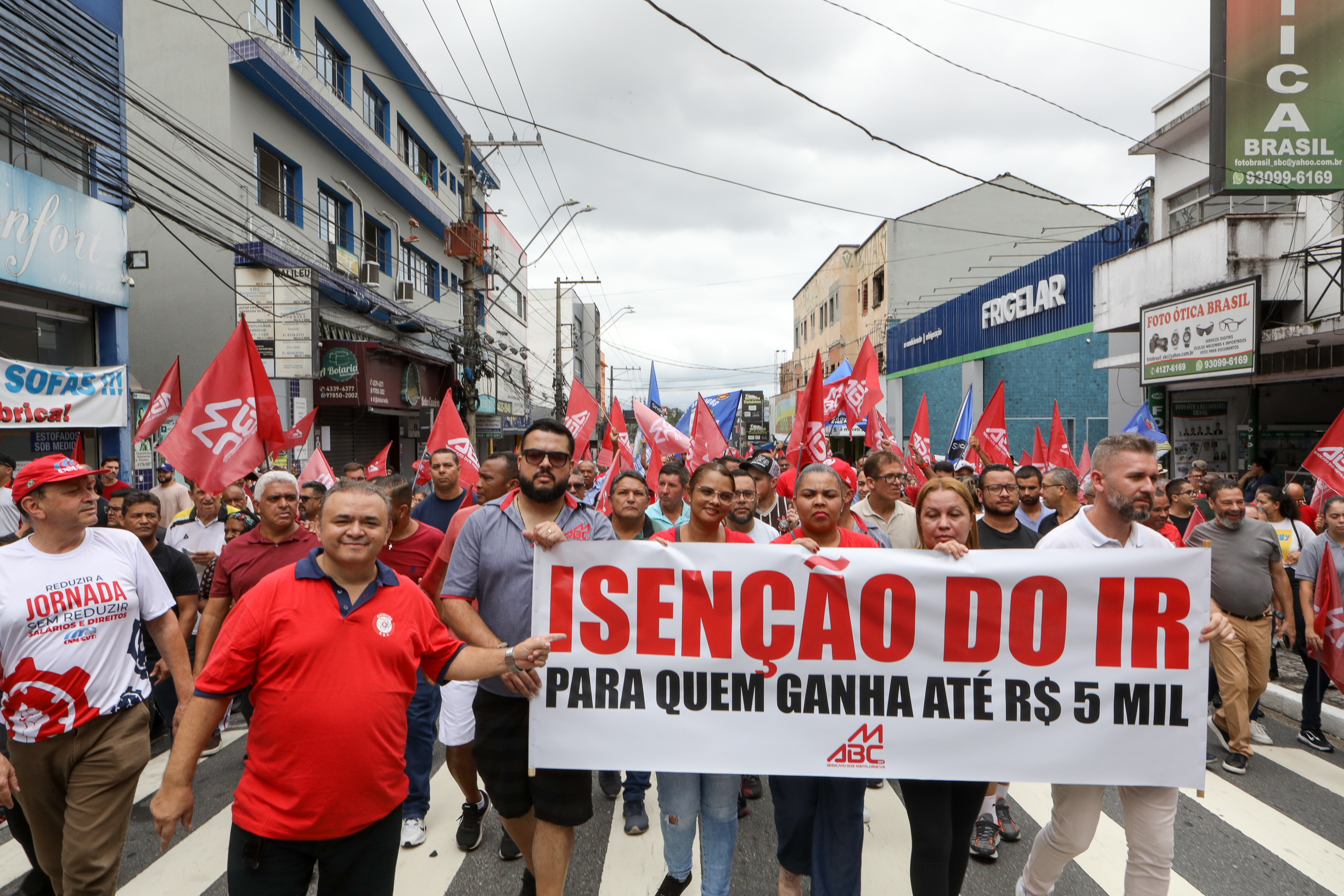 Ato em Defesa da Classe Trabalhadora para reivindicar um Brasil menos desigual e o respeito aos direitos de todos os trabalhadores concentração em frente o Sindicato dos Metalúrgicos e passeata na Rua Marechal Deodora no Centro de SBC. Fotos Dino Santos_14_03_2025.