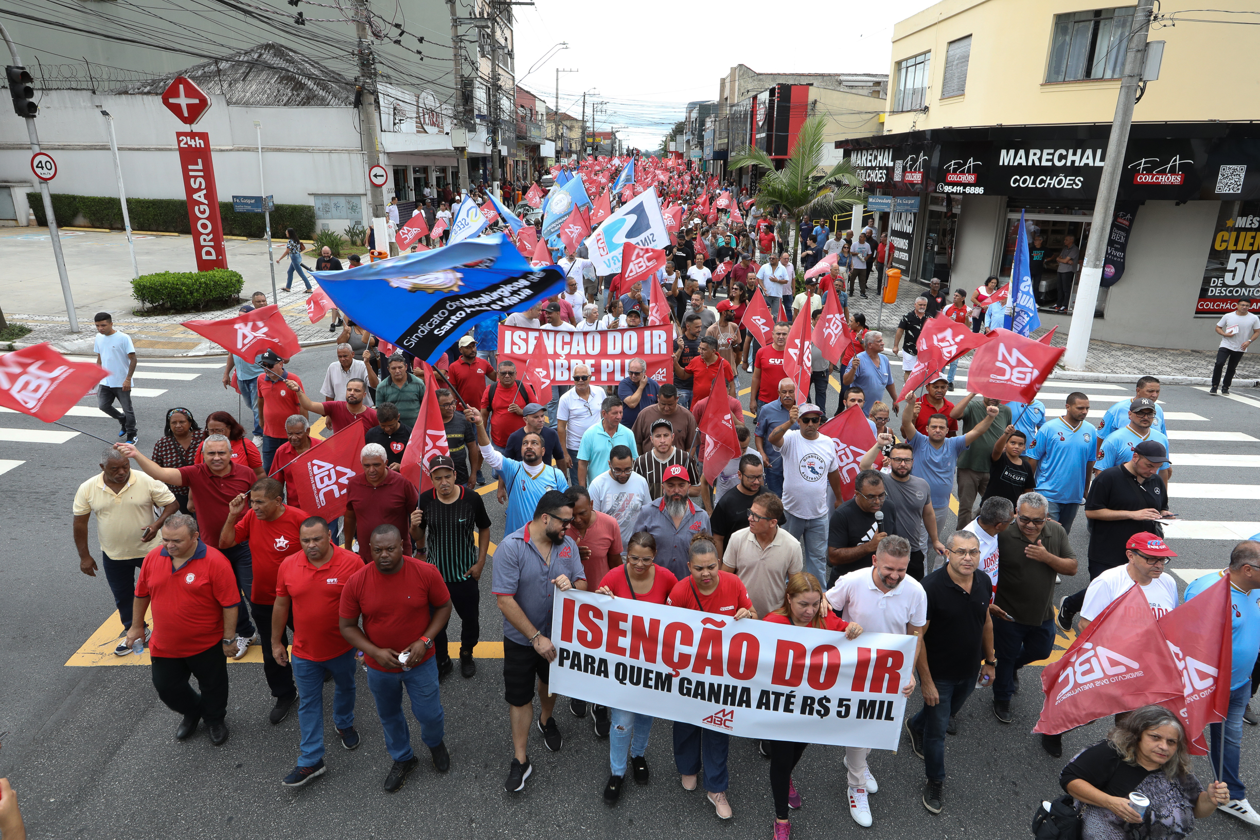 Ato em Defesa da Classe Trabalhadora para reivindicar um Brasil menos desigual e o respeito aos direitos de todos os trabalhadores concentração em frente o Sindicato dos Metalúrgicos e passeata na Rua Marechal Deodora no Centro de SBC. Fotos Dino Santos_14_03_2025.