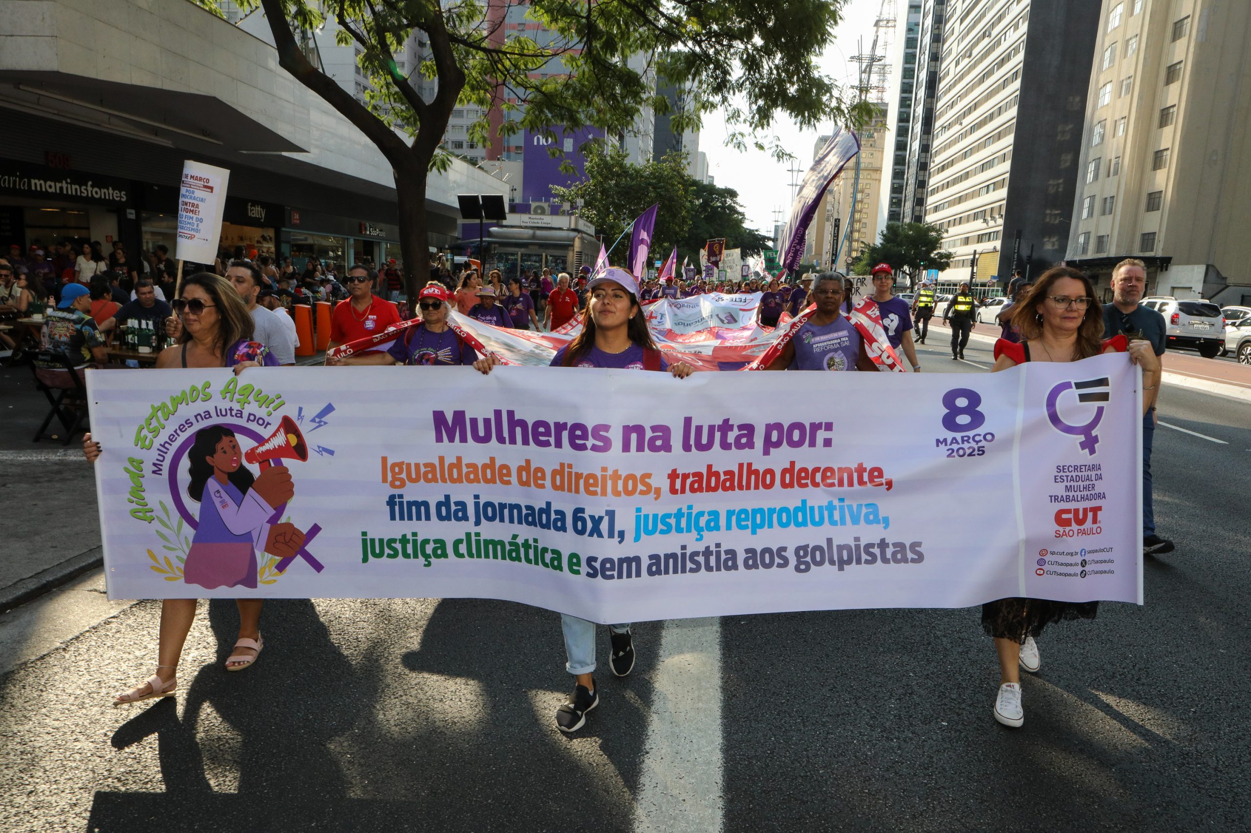 Dia Internacional das Mulheres ato na Av. Paulista concentração em frente o Banco Central e passeata até a Praça Osvaldo Cruz. Fotos Dino Santos. Brasil_08_03_2025.