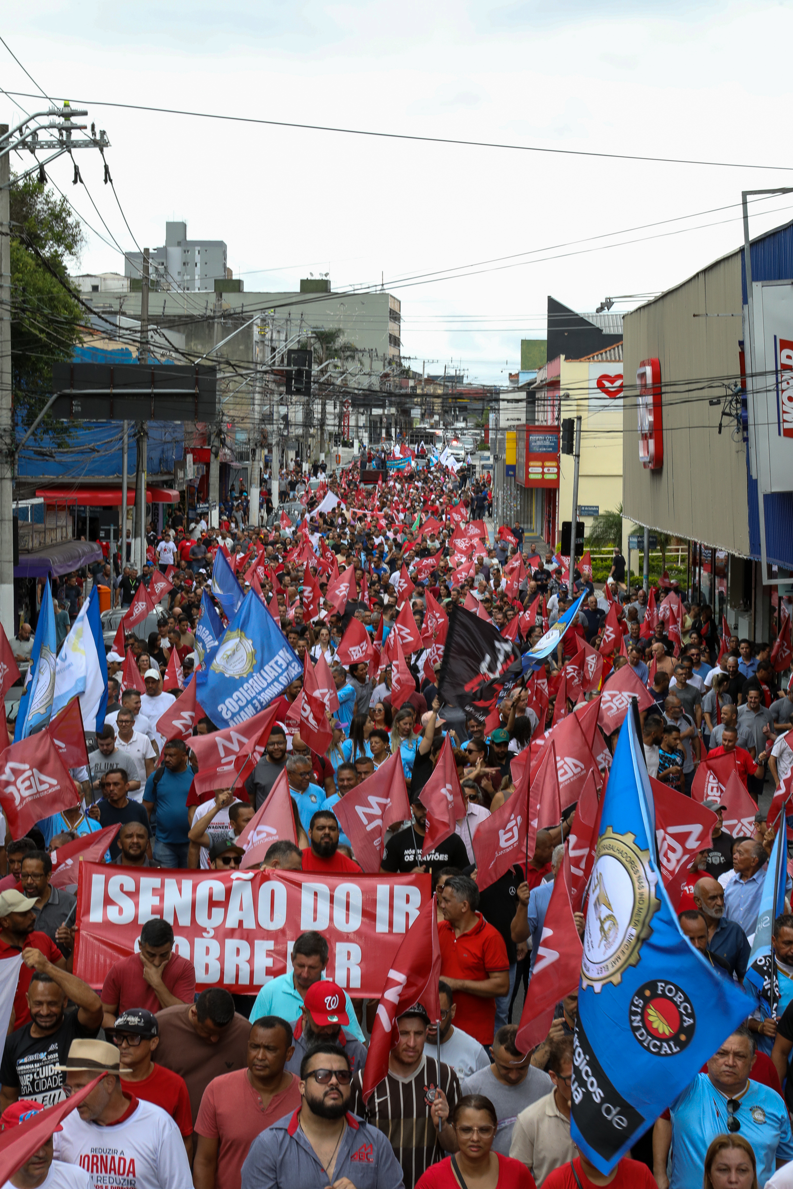 Ato em Defesa da Classe Trabalhadora para reivindicar um Brasil menos desigual e o respeito aos direitos de todos os trabalhadores concentração em frente o Sindicato dos Metalúrgicos e passeata na Rua Marechal Deodora no Centro de SBC. Fotos Dino Santos_14_03_2025.