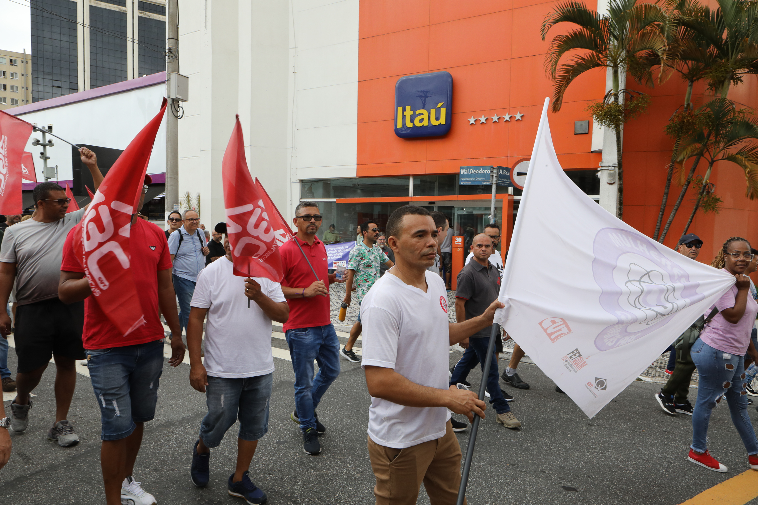 Ato em Defesa da Classe Trabalhadora para reivindicar um Brasil menos desigual e o respeito aos direitos de todos os trabalhadores concentração em frente o Sindicato dos Metalúrgicos e passeata na Rua Marechal Deodora no Centro de SBC. Fotos Dino Santos_14_03_2025.