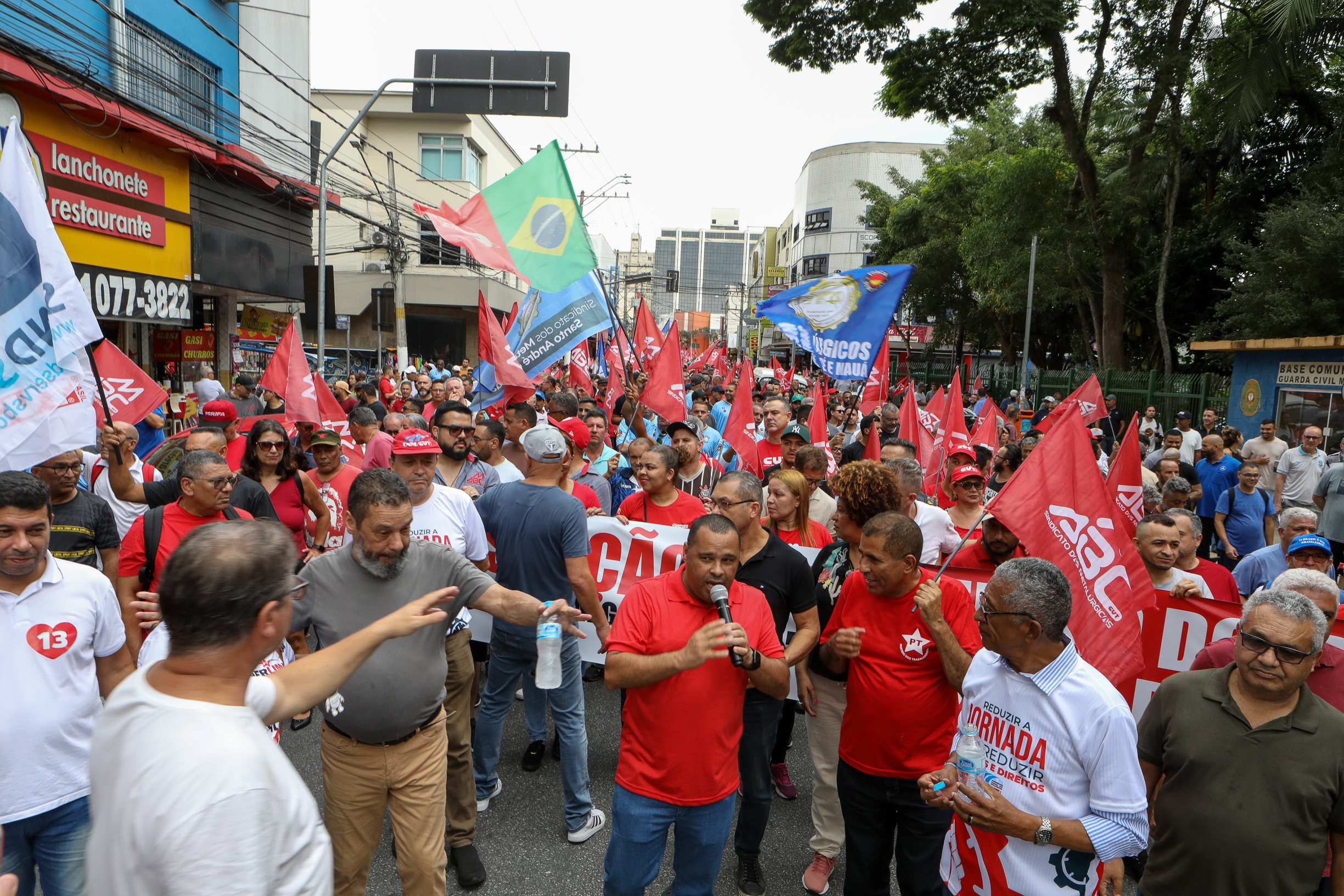 Ato em Defesa da Classe Trabalhadora para reivindicar um Brasil menos desigual e o respeito aos direitos de todos os trabalhadores concentração em frente o Sindicato dos Metalúrgicos e passeata na Rua Marechal Deodora no Centro de SBC. Fotos Dino Santos_14_03_2025.