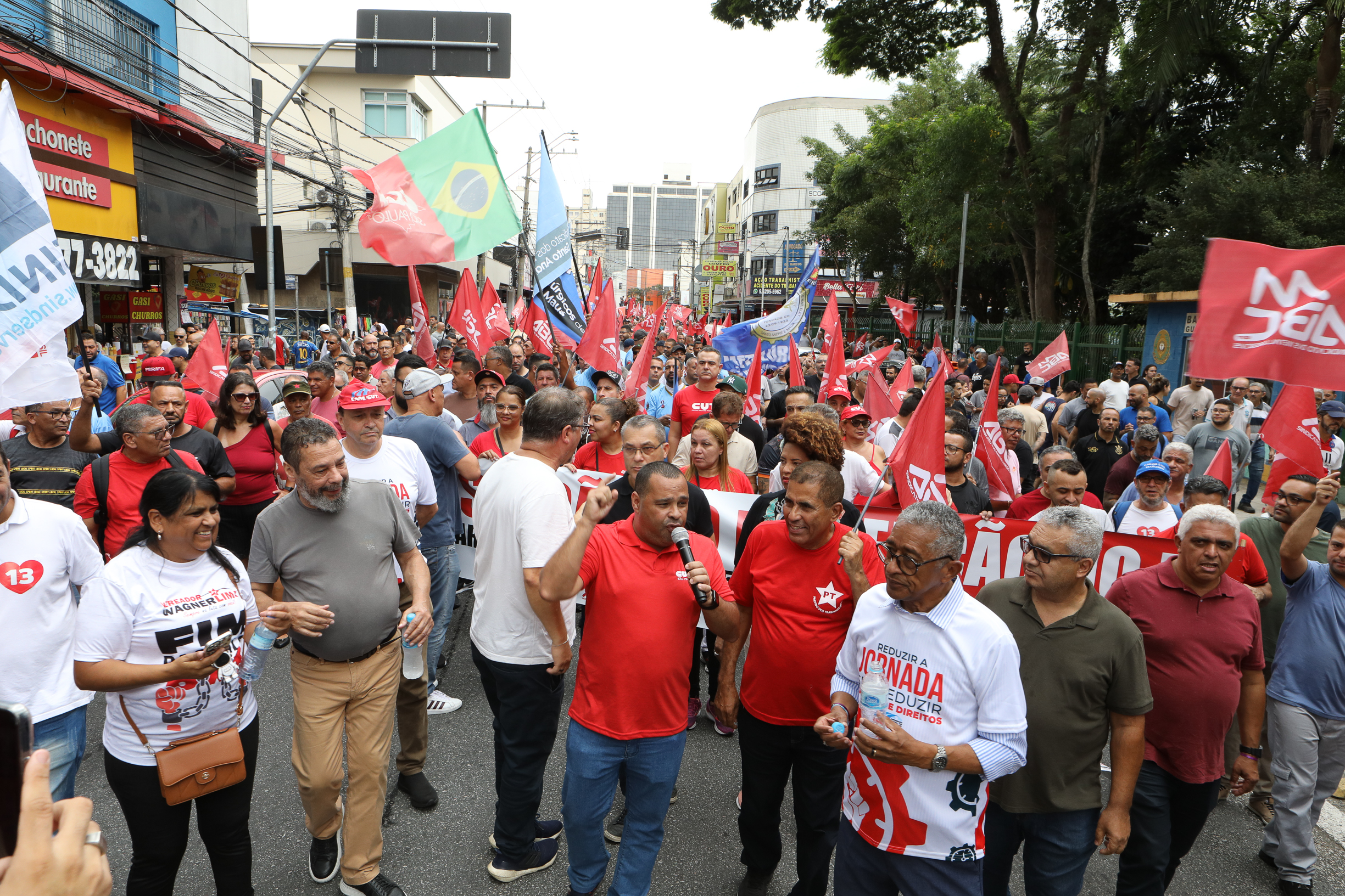 Ato em Defesa da Classe Trabalhadora para reivindicar um Brasil menos desigual e o respeito aos direitos de todos os trabalhadores concentração em frente o Sindicato dos Metalúrgicos e passeata na Rua Marechal Deodora no Centro de SBC. Fotos Dino Santos_14_03_2025.