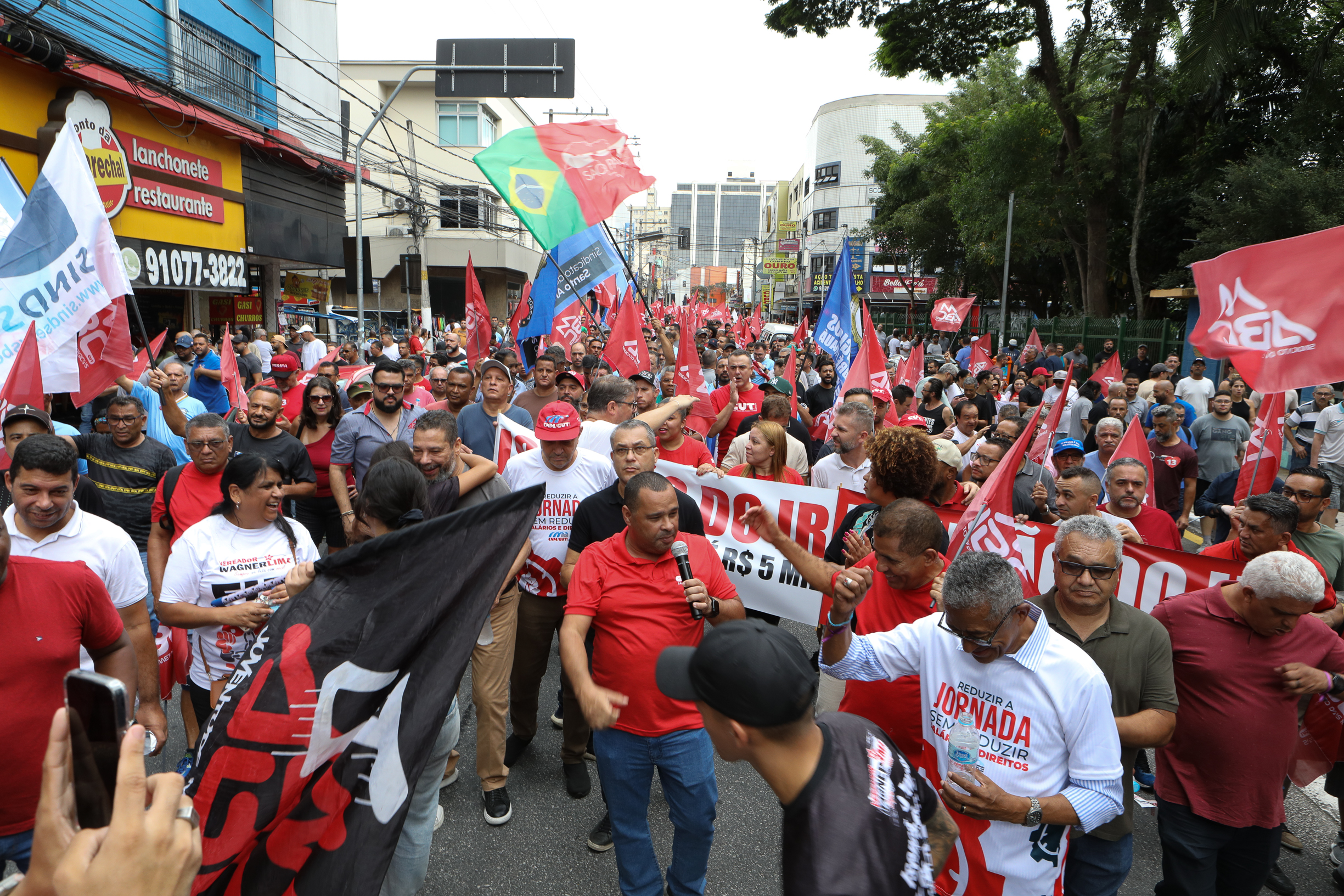 Ato em Defesa da Classe Trabalhadora para reivindicar um Brasil menos desigual e o respeito aos direitos de todos os trabalhadores concentração em frente o Sindicato dos Metalúrgicos e passeata na Rua Marechal Deodora no Centro de SBC. Fotos Dino Santos_14_03_2025.