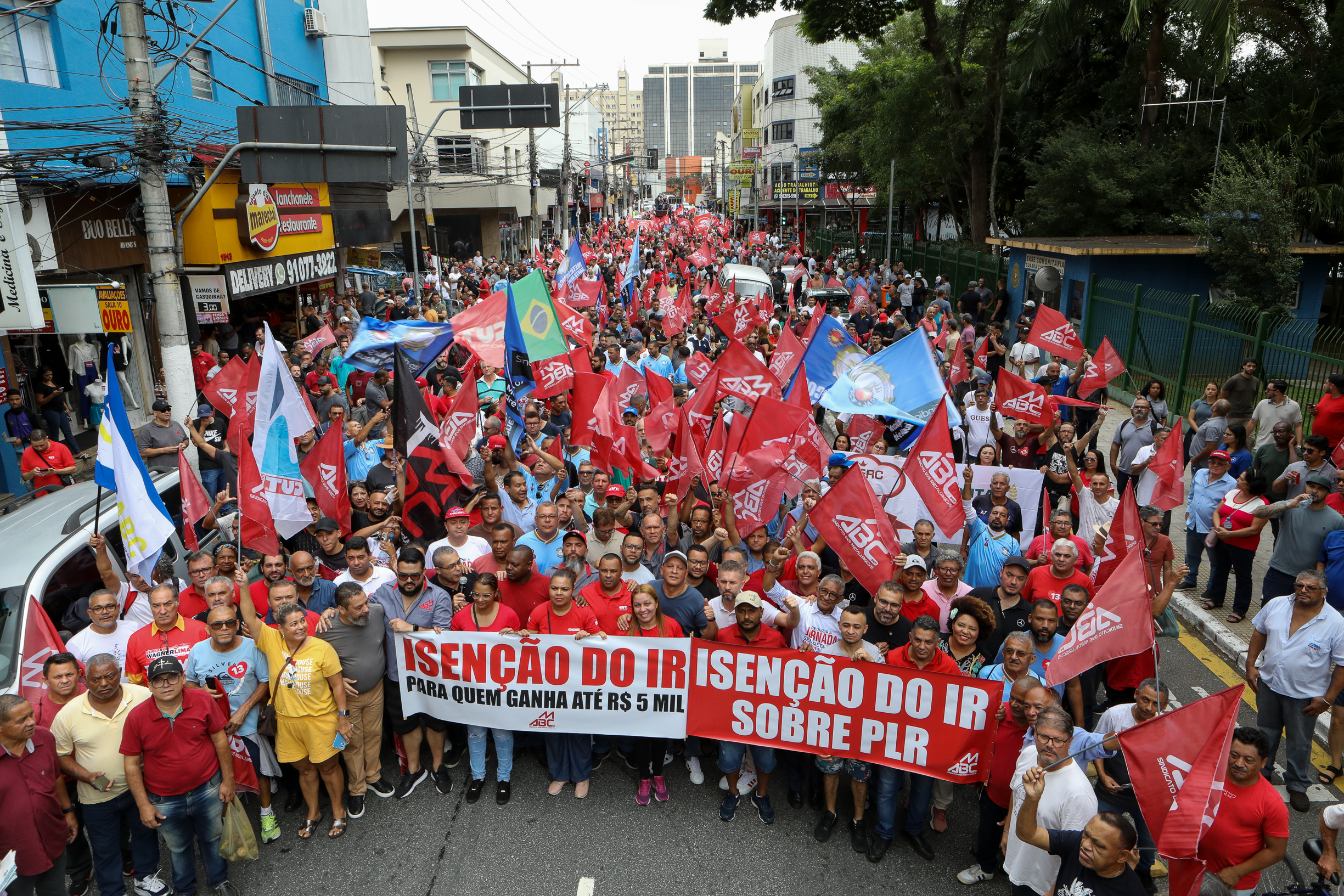 Ato em Defesa da Classe Trabalhadora para reivindicar um Brasil menos desigual e o respeito aos direitos de todos os trabalhadores concentração em frente o Sindicato dos Metalúrgicos e passeata na Rua Marechal Deodora no Centro de SBC. Fotos Dino Santos_14_03_2025.