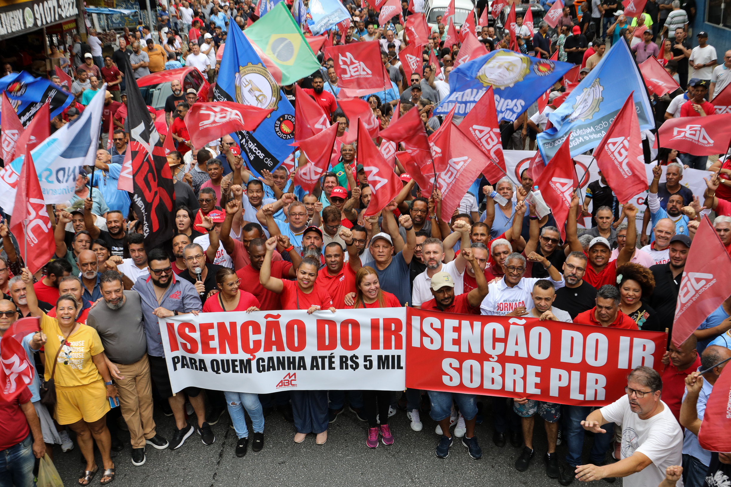 Ato em Defesa da Classe Trabalhadora para reivindicar um Brasil menos desigual e o respeito aos direitos de todos os trabalhadores concentração em frente o Sindicato dos Metalúrgicos e passeata na Rua Marechal Deodora no Centro de SBC. Fotos Dino Santos_14_03_2025.