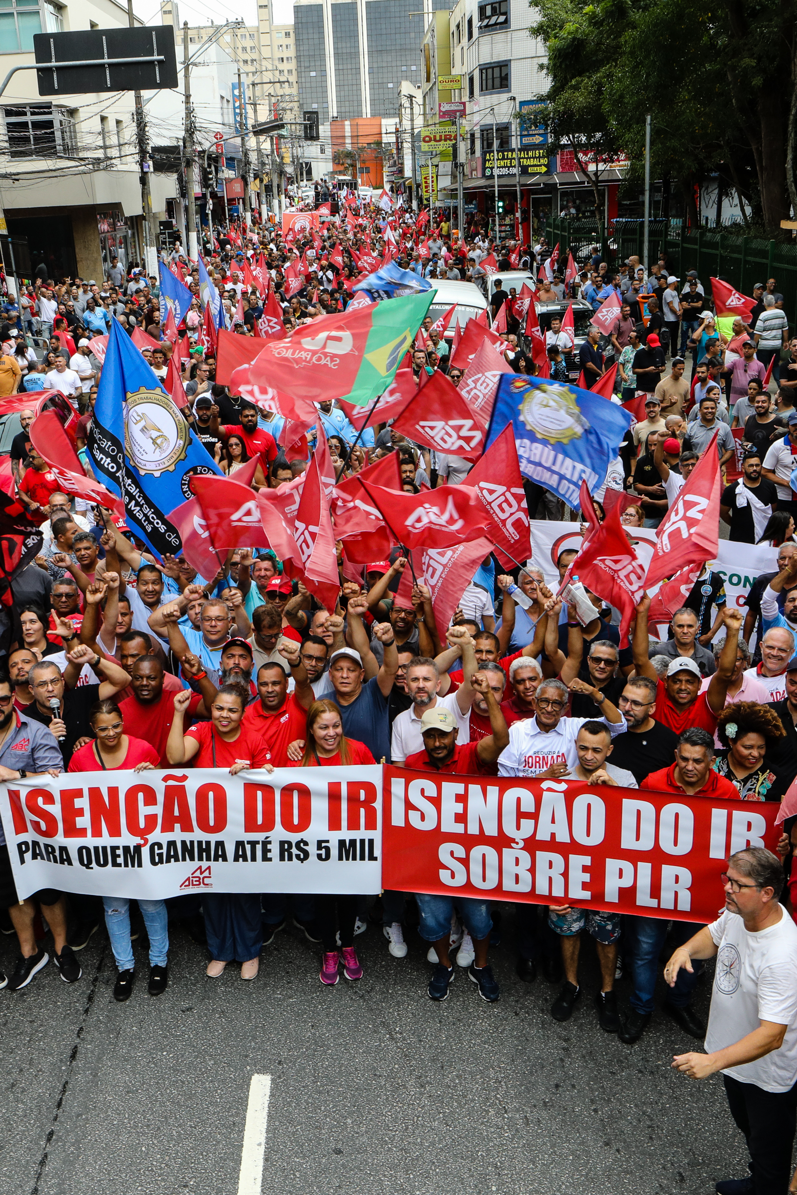 Ato em Defesa da Classe Trabalhadora para reivindicar um Brasil menos desigual e o respeito aos direitos de todos os trabalhadores concentração em frente o Sindicato dos Metalúrgicos e passeata na Rua Marechal Deodora no Centro de SBC. Fotos Dino Santos_14_03_2025.