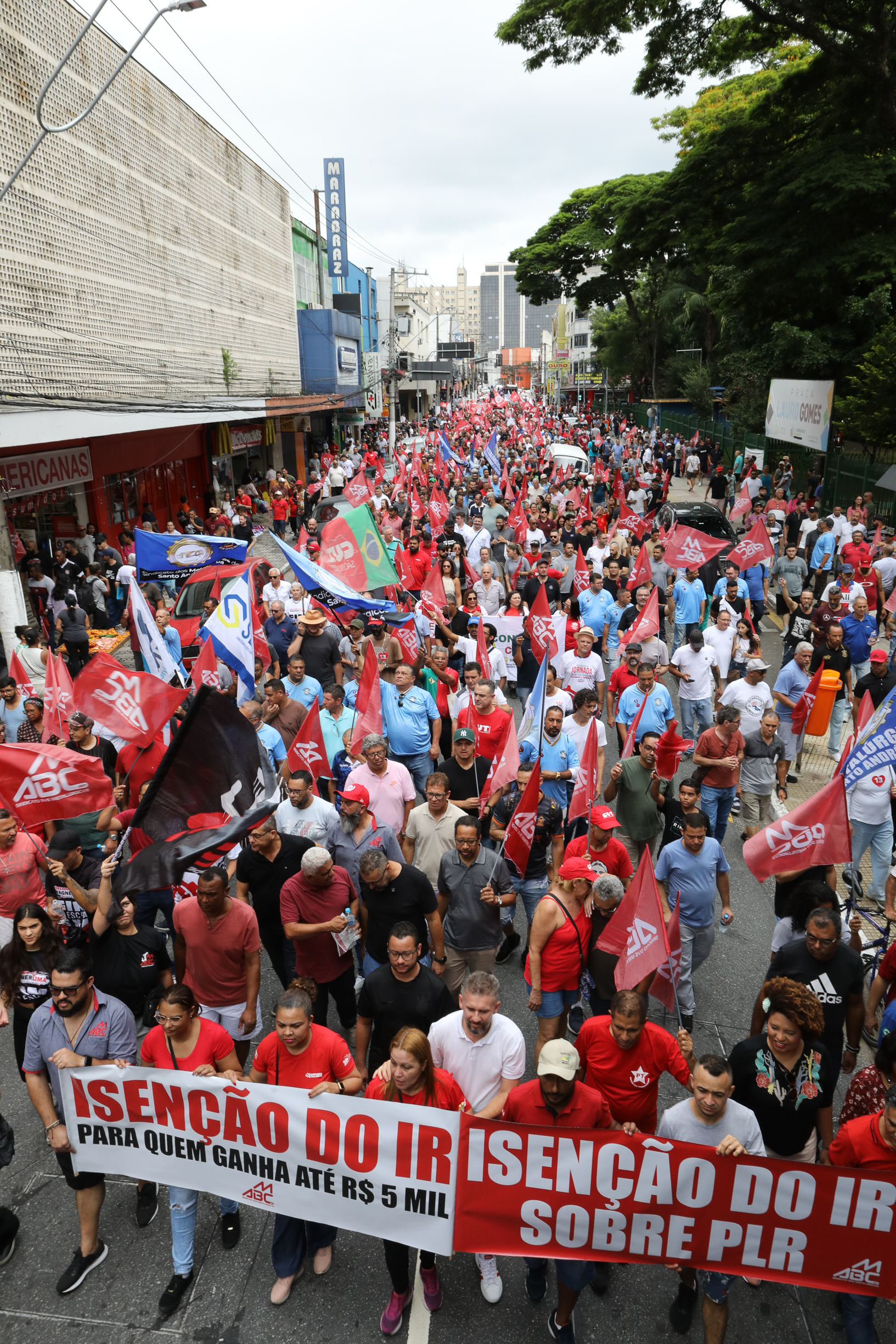 Ato em Defesa da Classe Trabalhadora para reivindicar um Brasil menos desigual e o respeito aos direitos de todos os trabalhadores concentração em frente o Sindicato dos Metalúrgicos e passeata na Rua Marechal Deodora no Centro de SBC. Fotos Dino Santos_14_03_2025.