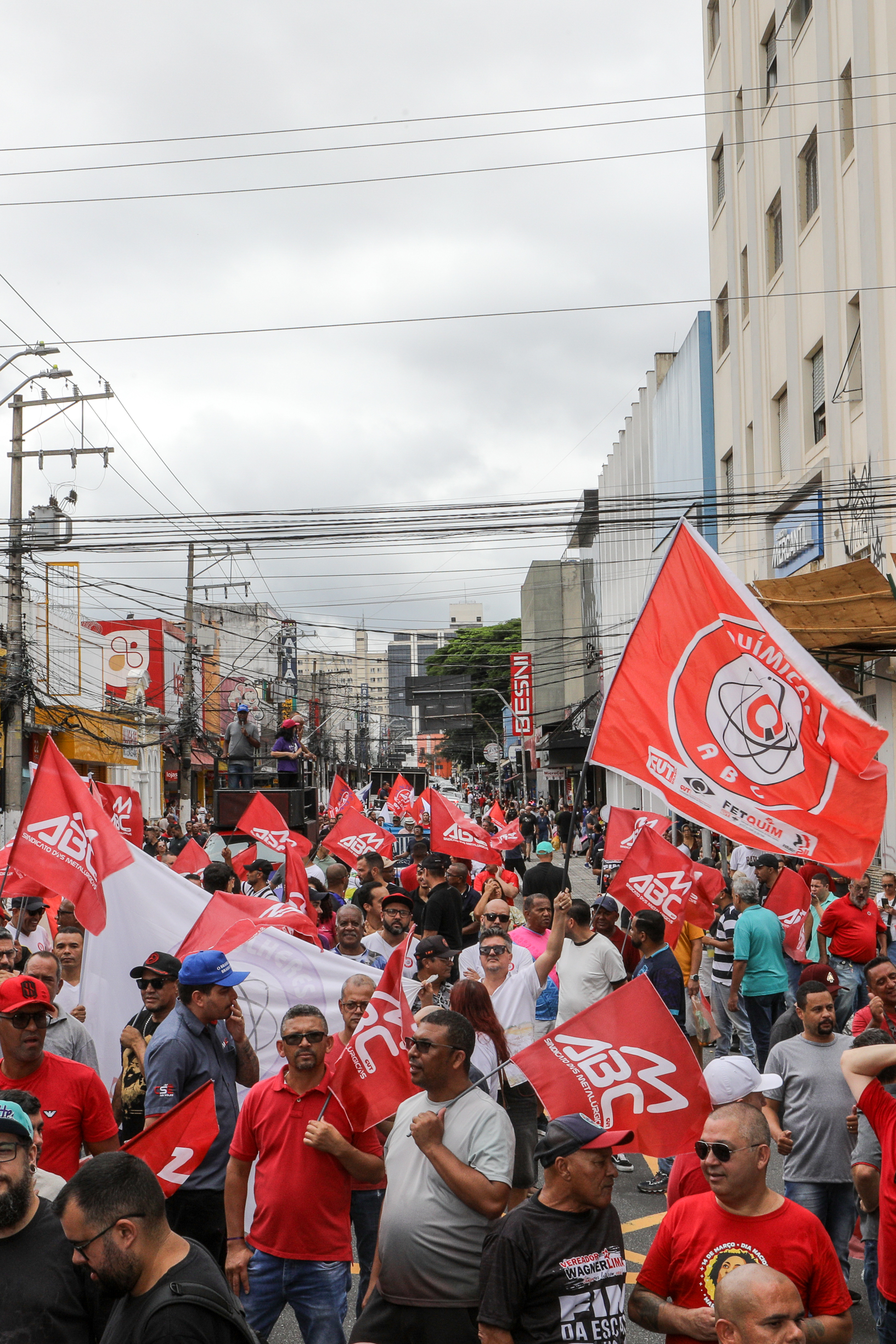 Ato em Defesa da Classe Trabalhadora para reivindicar um Brasil menos desigual e o respeito aos direitos de todos os trabalhadores concentração em frente o Sindicato dos Metalúrgicos e passeata na Rua Marechal Deodora no Centro de SBC. Fotos Dino Santos_14_03_2025.