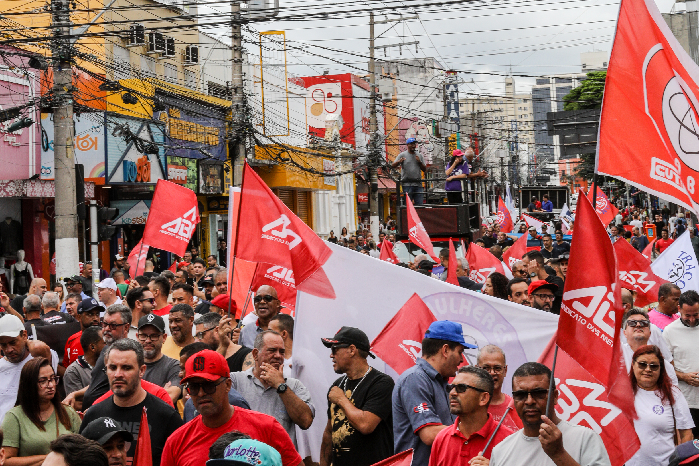 Ato em Defesa da Classe Trabalhadora para reivindicar um Brasil menos desigual e o respeito aos direitos de todos os trabalhadores concentração em frente o Sindicato dos Metalúrgicos e passeata na Rua Marechal Deodora no Centro de SBC. Fotos Dino Santos_14_03_2025.