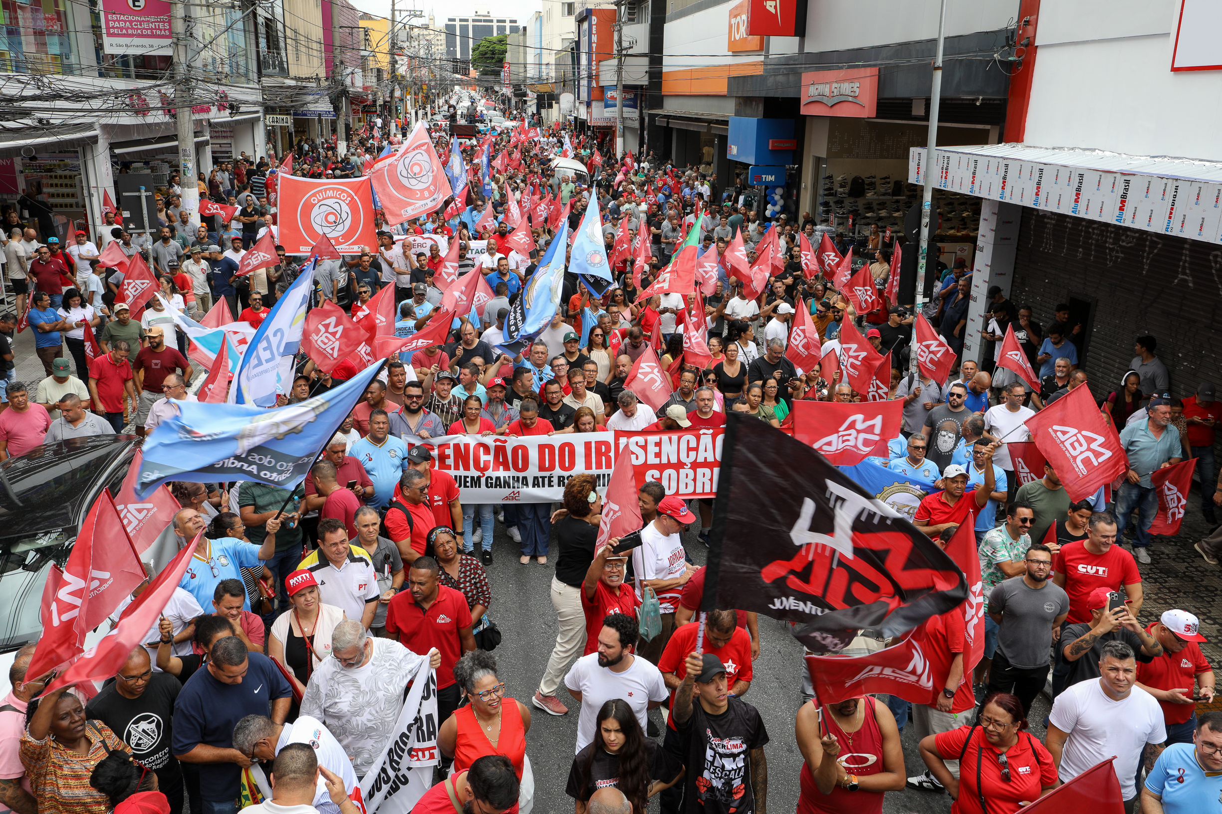 Ato em Defesa da Classe Trabalhadora para reivindicar um Brasil menos desigual e o respeito aos direitos de todos os trabalhadores concentração em frente o Sindicato dos Metalúrgicos e passeata na Rua Marechal Deodora no Centro de SBC. Fotos Dino Santos_14_03_2025.