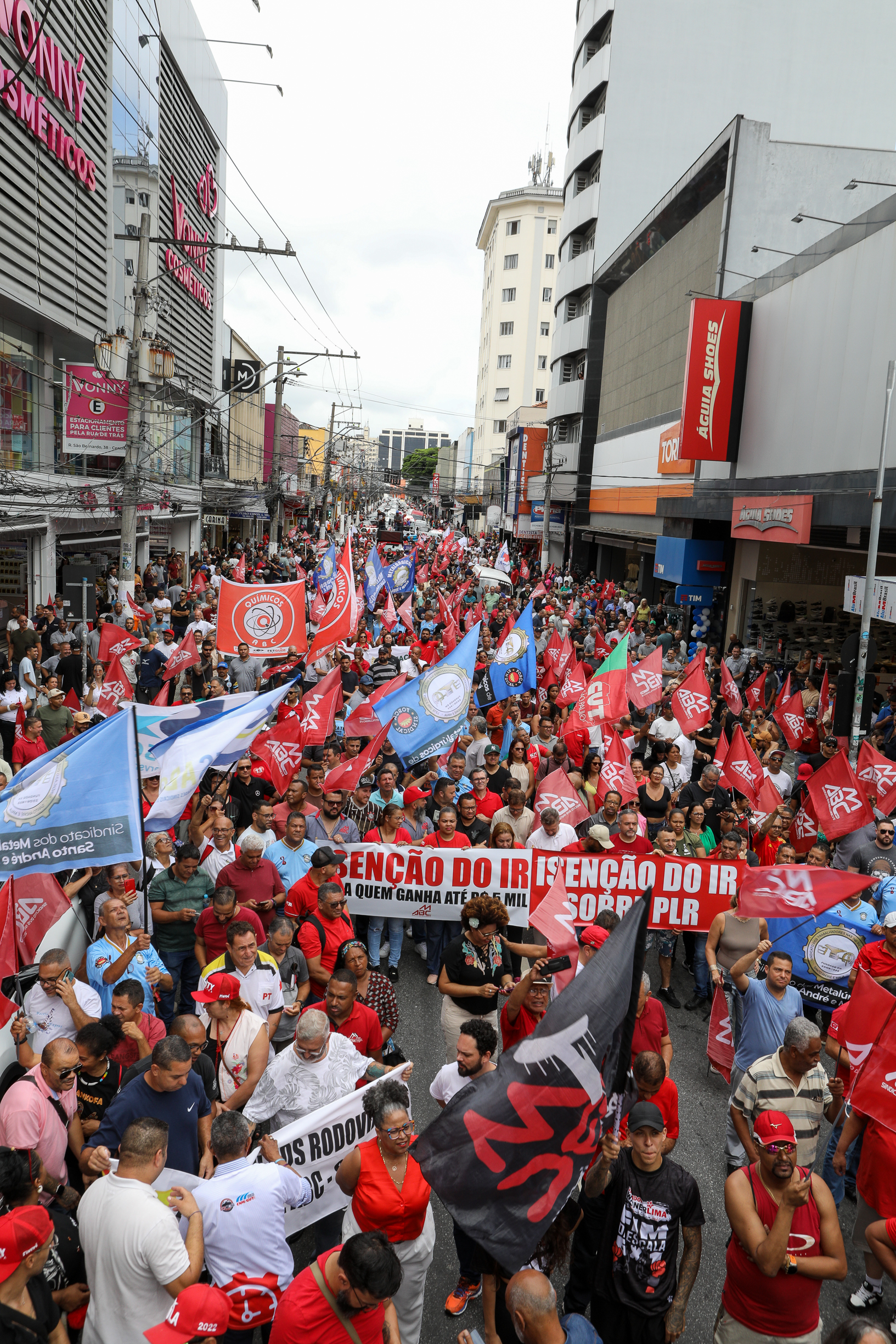 Ato em Defesa da Classe Trabalhadora para reivindicar um Brasil menos desigual e o respeito aos direitos de todos os trabalhadores concentração em frente o Sindicato dos Metalúrgicos e passeata na Rua Marechal Deodora no Centro de SBC. Fotos Dino Santos_14_03_2025.