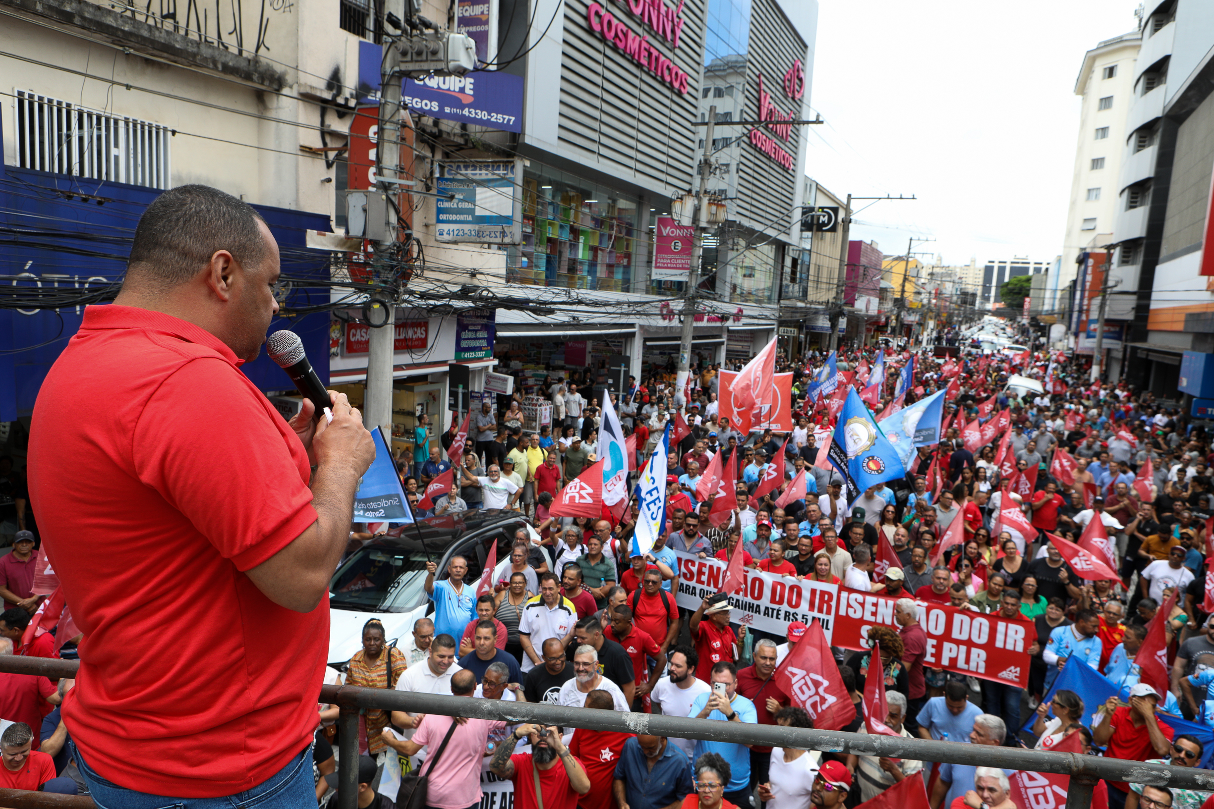 Ato em Defesa da Classe Trabalhadora para reivindicar um Brasil menos desigual e o respeito aos direitos de todos os trabalhadores concentração em frente o Sindicato dos Metalúrgicos e passeata na Rua Marechal Deodora no Centro de SBC. Fotos Dino Santos_14_03_2025.