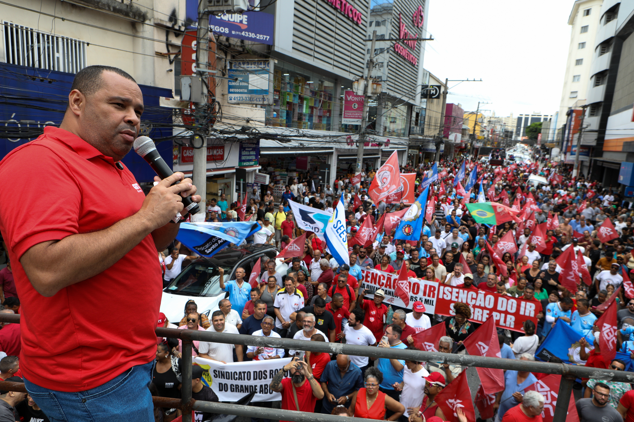 Ato em Defesa da Classe Trabalhadora para reivindicar um Brasil menos desigual e o respeito aos direitos de todos os trabalhadores concentração em frente o Sindicato dos Metalúrgicos e passeata na Rua Marechal Deodora no Centro de SBC. Fotos Dino Santos_14_03_2025.