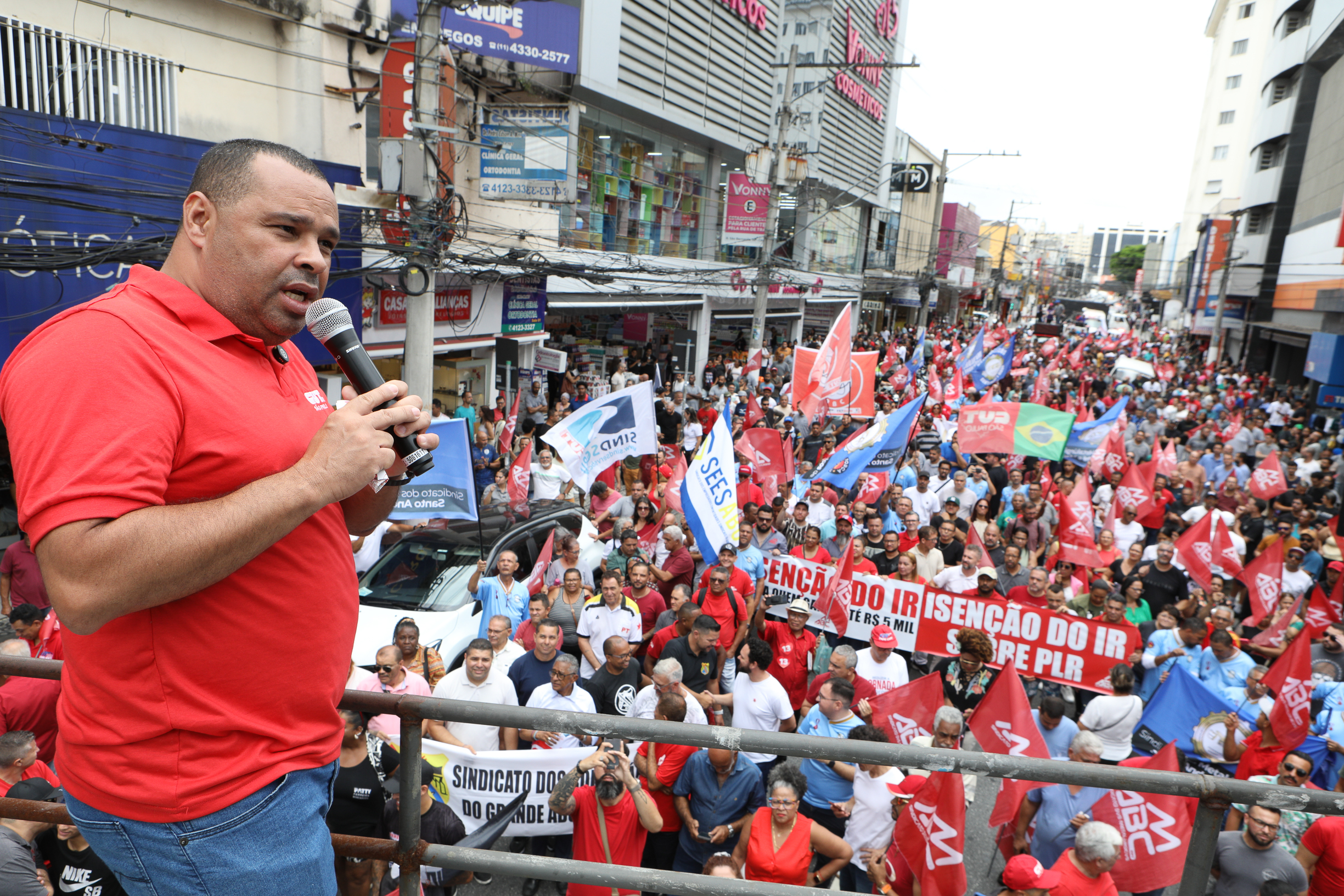 Ato em Defesa da Classe Trabalhadora para reivindicar um Brasil menos desigual e o respeito aos direitos de todos os trabalhadores concentração em frente o Sindicato dos Metalúrgicos e passeata na Rua Marechal Deodora no Centro de SBC. Fotos Dino Santos_14_03_2025.