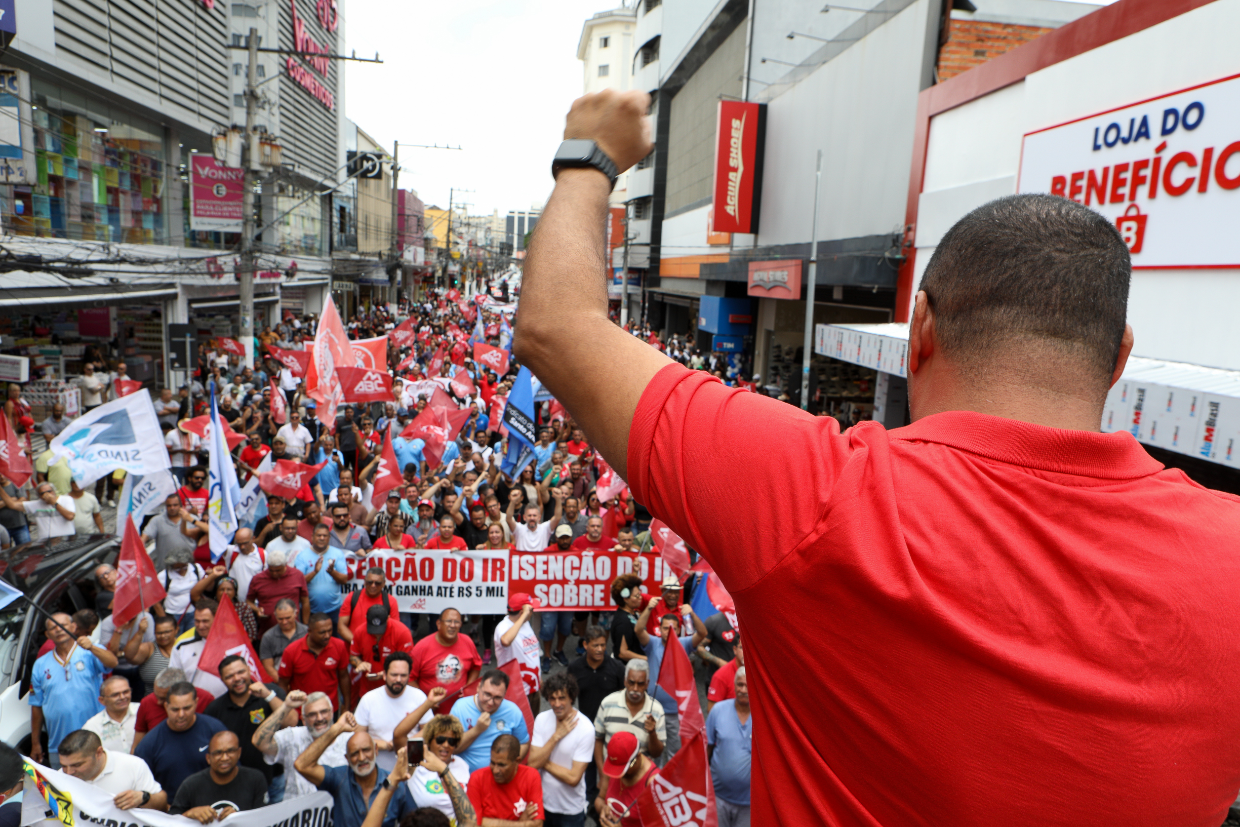 Ato em Defesa da Classe Trabalhadora para reivindicar um Brasil menos desigual e o respeito aos direitos de todos os trabalhadores concentração em frente o Sindicato dos Metalúrgicos e passeata na Rua Marechal Deodora no Centro de SBC. Fotos Dino Santos_14_03_2025.