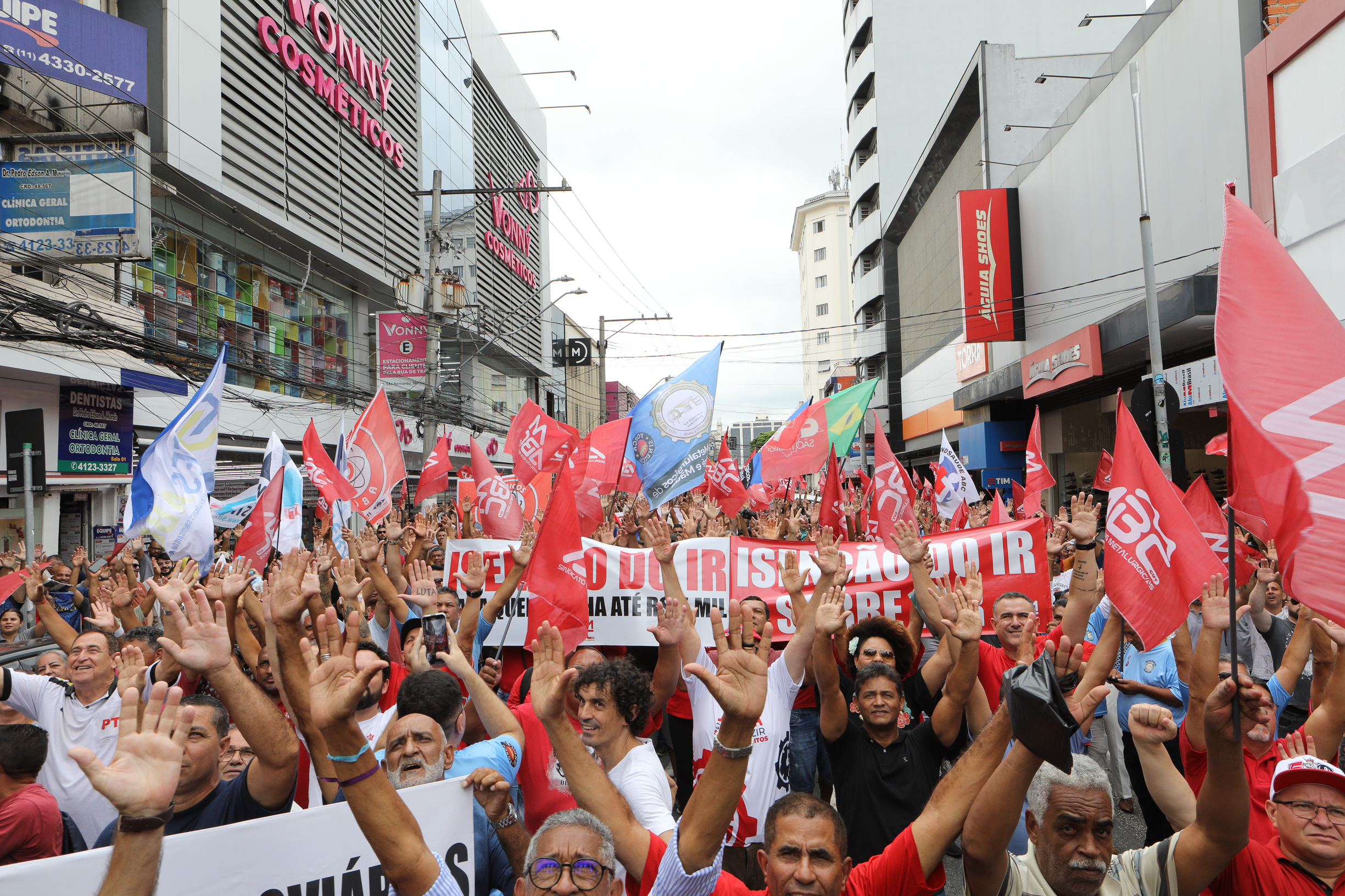 Ato em Defesa da Classe Trabalhadora para reivindicar um Brasil menos desigual e o respeito aos direitos de todos os trabalhadores concentração em frente o Sindicato dos Metalúrgicos e passeata na Rua Marechal Deodora no Centro de SBC. Fotos Dino Santos_14_03_2025.