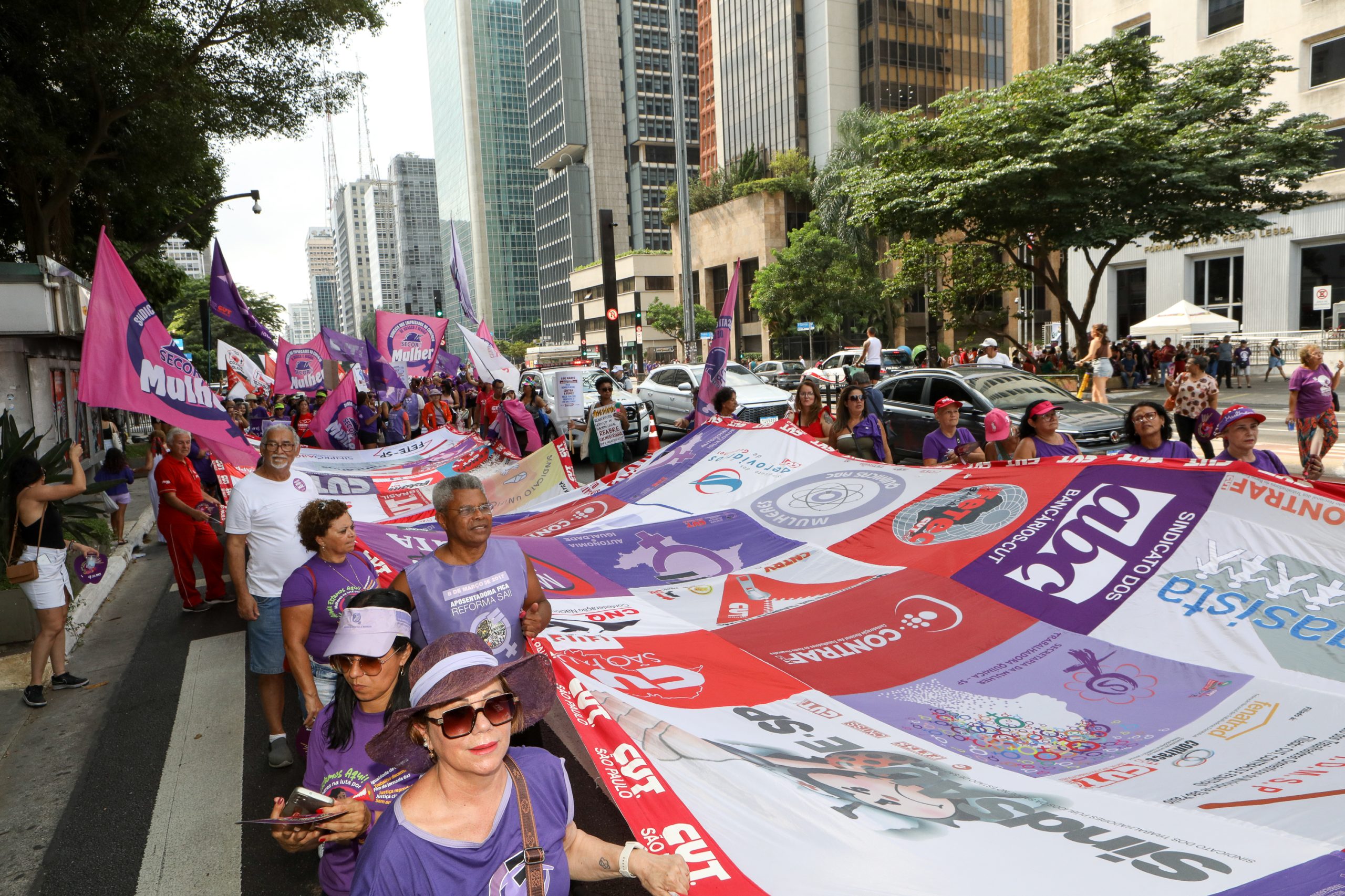 Dia Internacional das Mulheres ato na Av. Paulista concentração em frente o Banco Central e passeata até a Praça Osvaldo Cruz. Fotos Dino Santos. Brasil_08_03_2025.