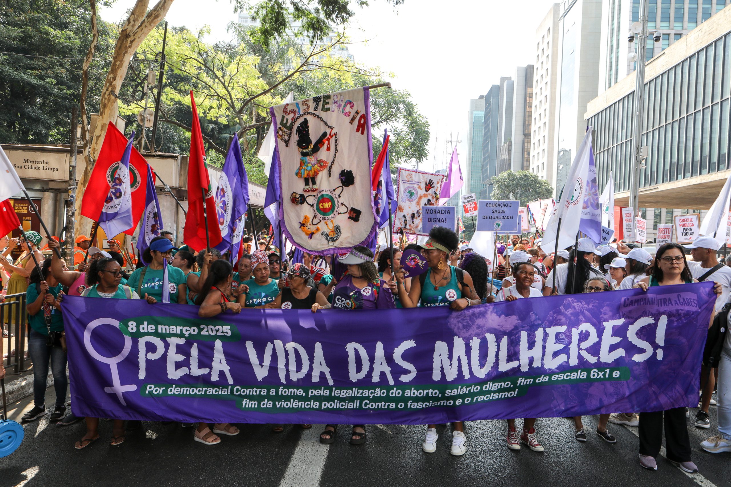 Dia Internacional das Mulheres ato na Av. Paulista concentração em frente o Banco Central e passeata até a Praça Osvaldo Cruz. Fotos Dino Santos. Brasil_08_03_2025.