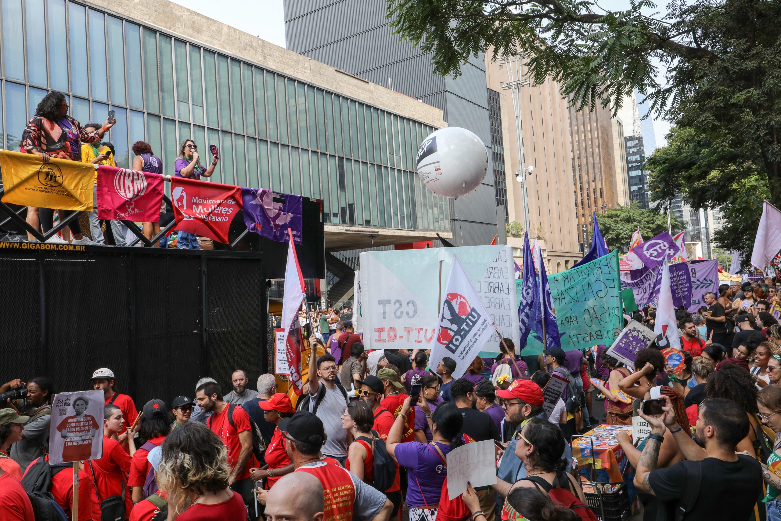 Dia Internacional das Mulheres ato na Av. Paulista concentração em frente o Banco Central e passeata até a Praça Osvaldo Cruz. Fotos Dino Santos. Brasil_08_03_2025.