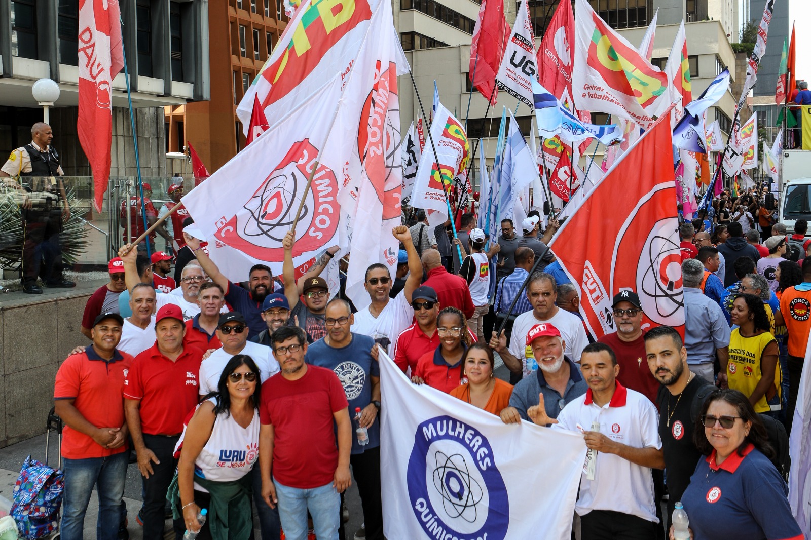 Trabalhadores e estudantes se unem contra juros altos em ato na Paulista