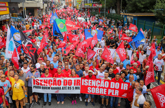 Redução da jornada e isenção do IR: Químicos do ABC marcam presença em manifestação em São Bernardo