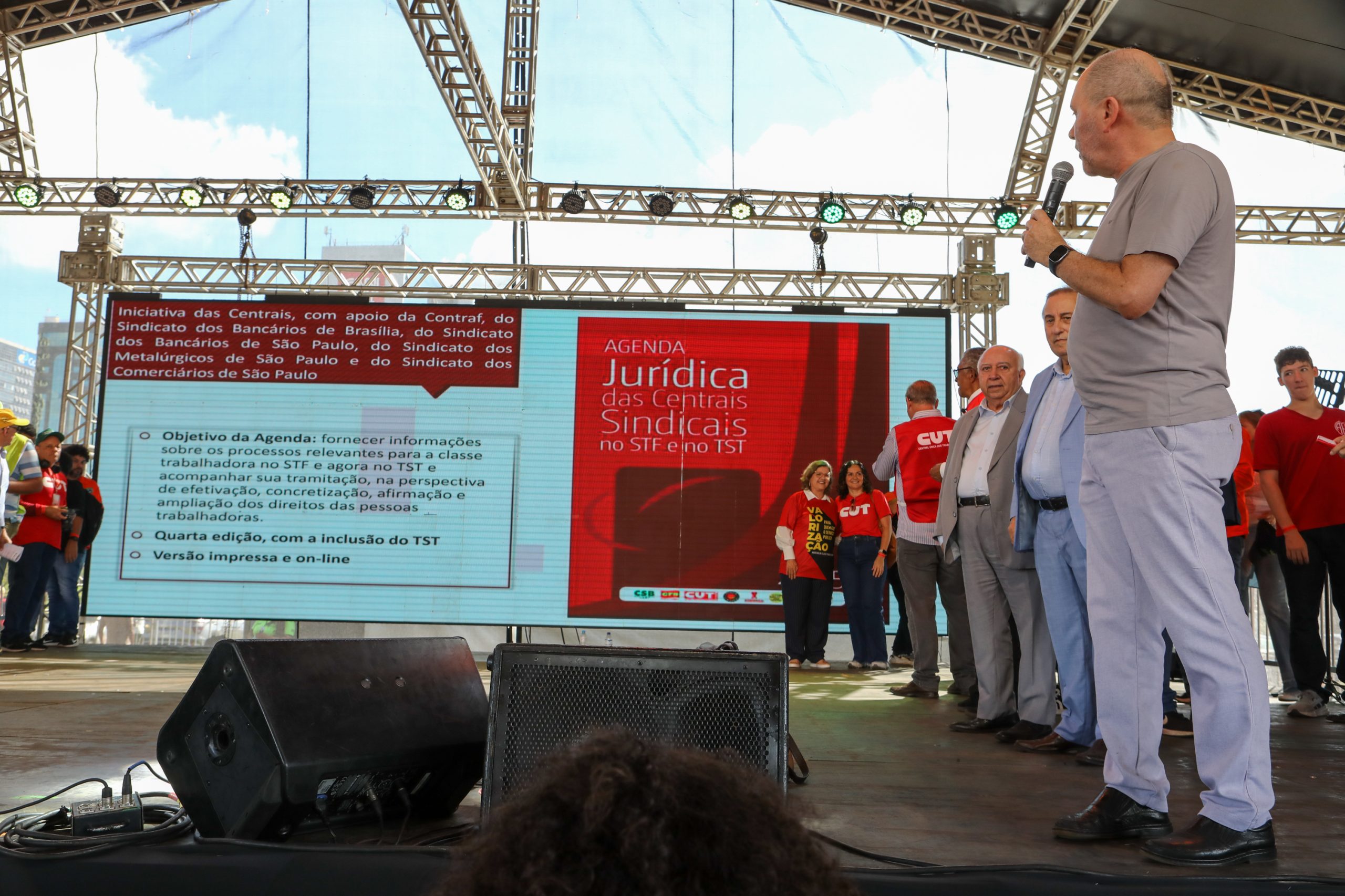 Plenária e Marcha da Classe Trabalhadora em Brasília organizada pelas Centrais Sindicais. Por redução da jornada sem cortar salários, Fim da escala 6x1, Isenção do IR até E$ 5 mil, IR zero na PLR e muito mais! Fotos Dino Santos. Brasil_29_04_2025.