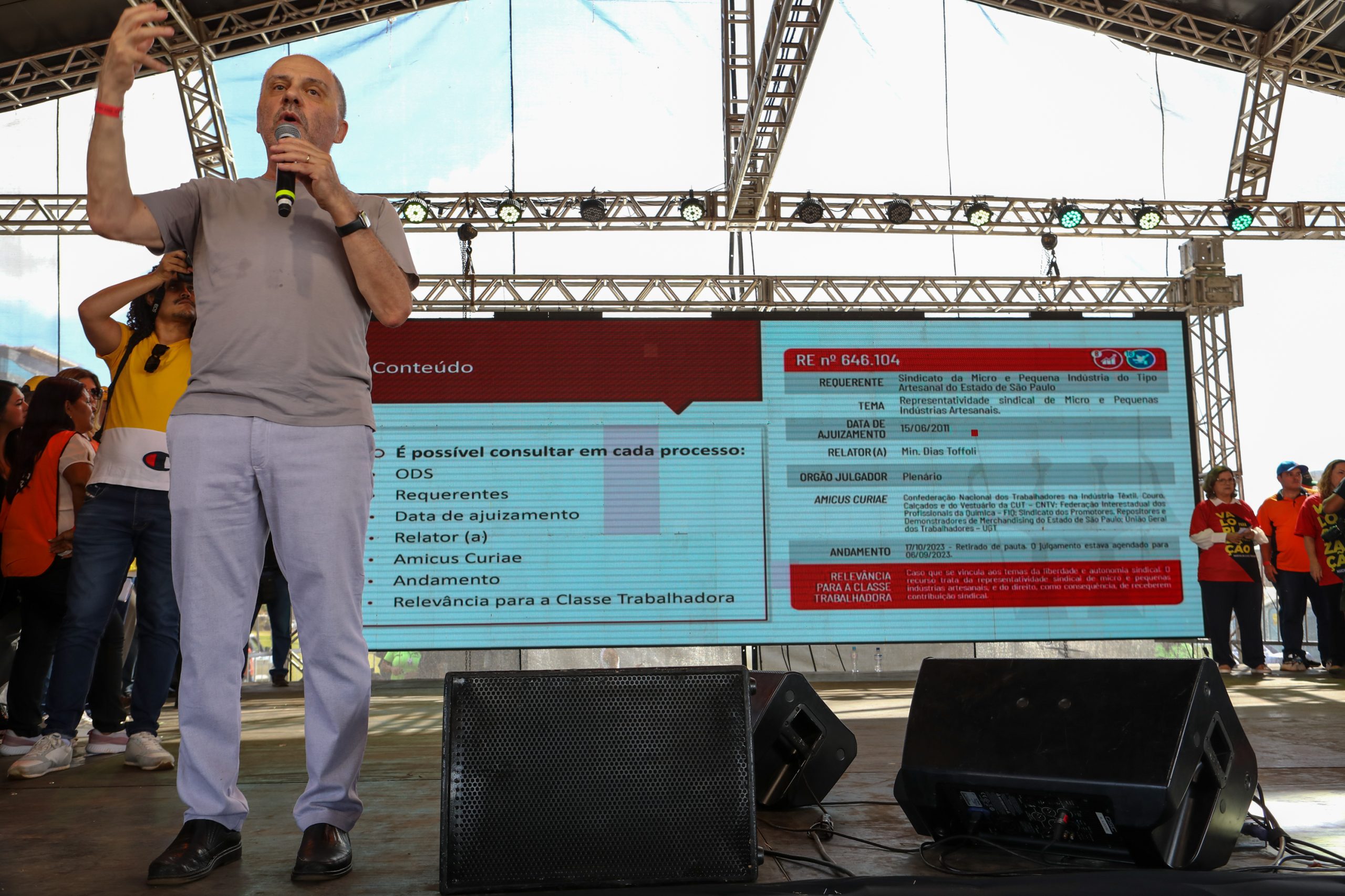 Plenária e Marcha da Classe Trabalhadora em Brasília organizada pelas Centrais Sindicais. Por redução da jornada sem cortar salários, Fim da escala 6x1, Isenção do IR até E$ 5 mil, IR zero na PLR e muito mais! Fotos Dino Santos. Brasil_29_04_2025.