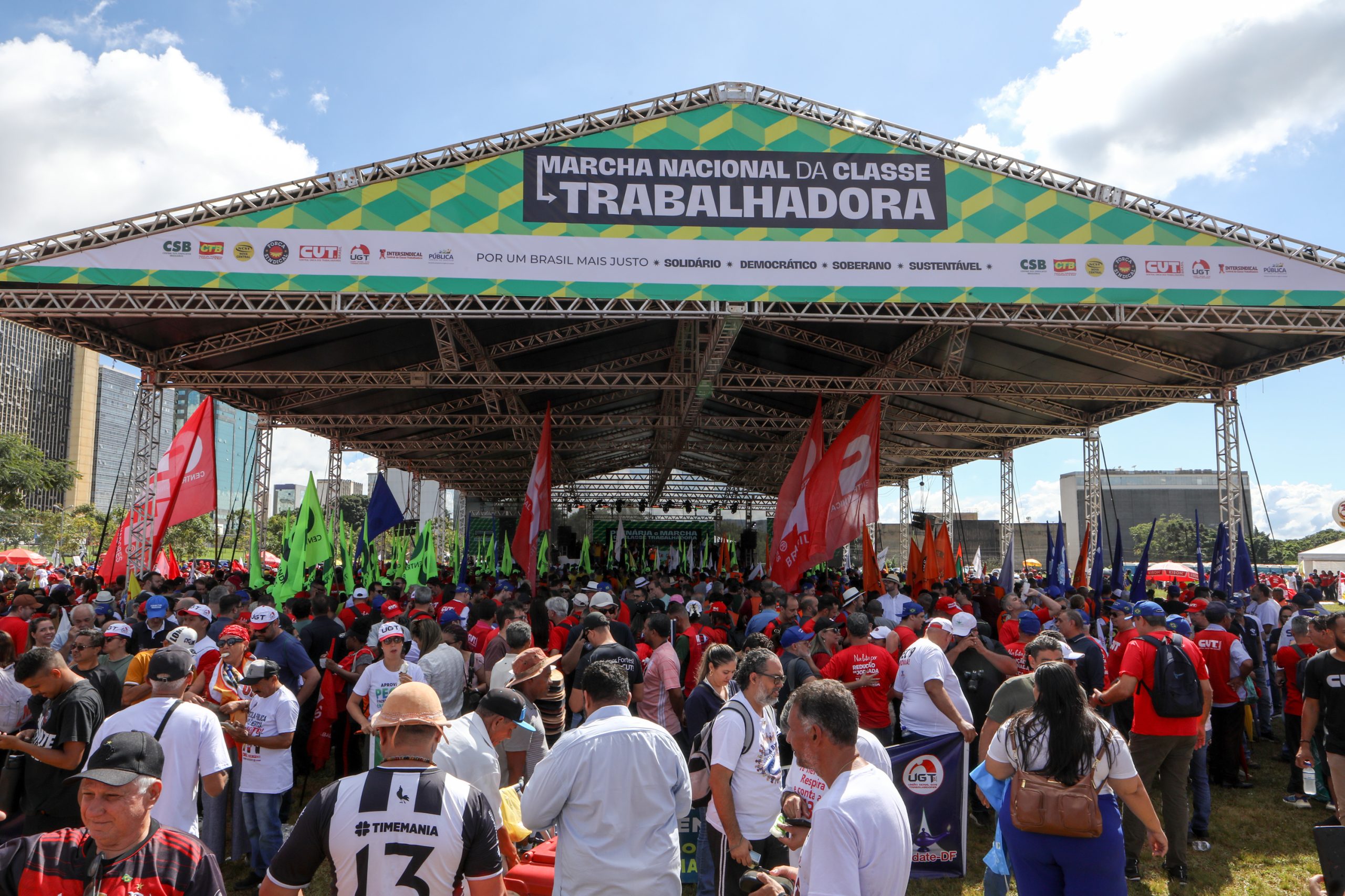 Plenária e Marcha da Classe Trabalhadora em Brasília organizada pelas Centrais Sindicais. Por redução da jornada sem cortar salários, Fim da escala 6x1, Isenção do IR até E$ 5 mil, IR zero na PLR e muito mais! Fotos Dino Santos. Brasil_29_04_2025.