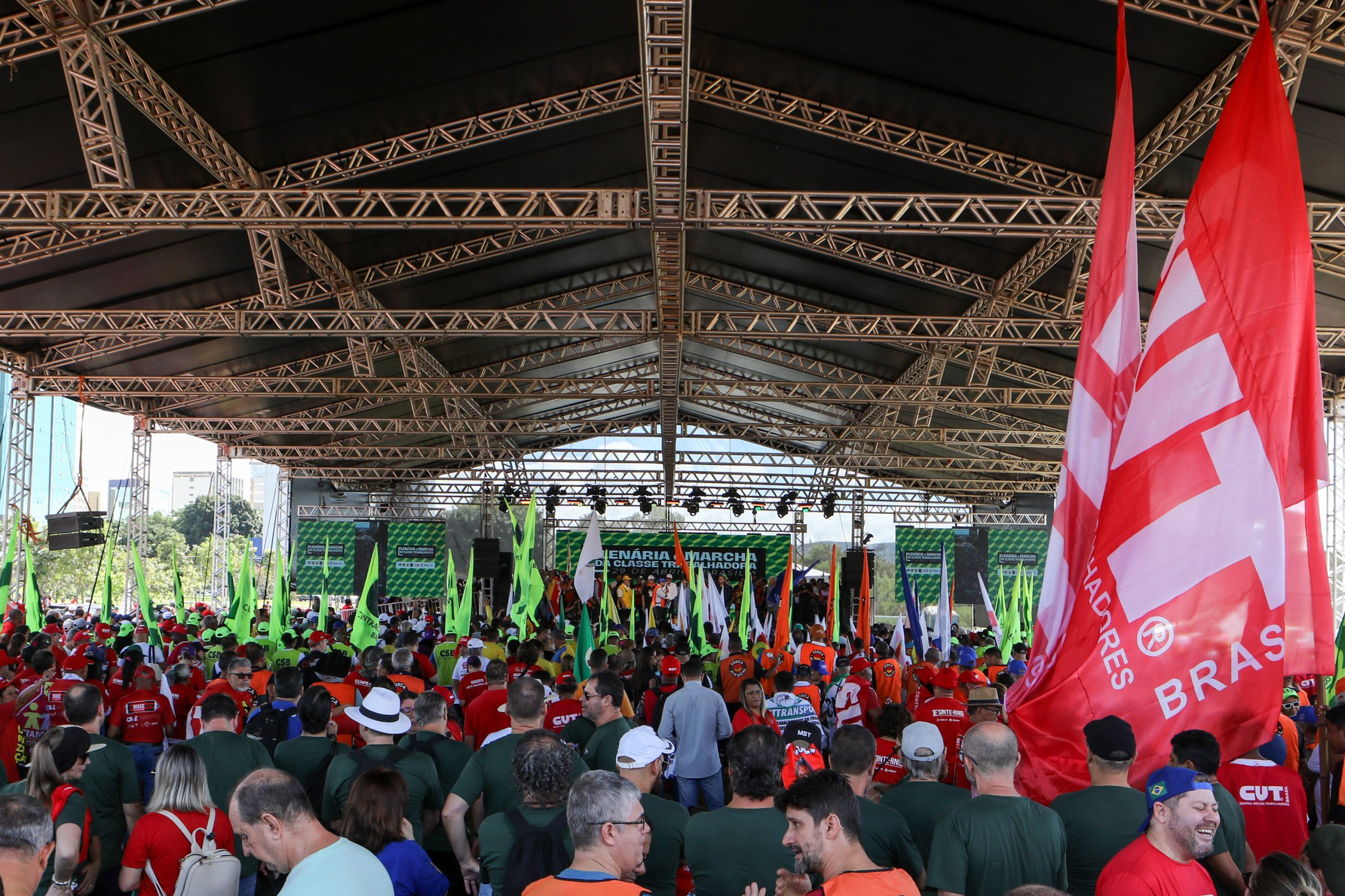 Plenária e Marcha da Classe Trabalhadora em Brasília organizada pelas Centrais Sindicais. Por redução da jornada sem cortar salários, Fim da escala 6x1, Isenção do IR até E$ 5 mil, IR zero na PLR e muito mais! Fotos Dino Santos. Brasil_29_04_2025.