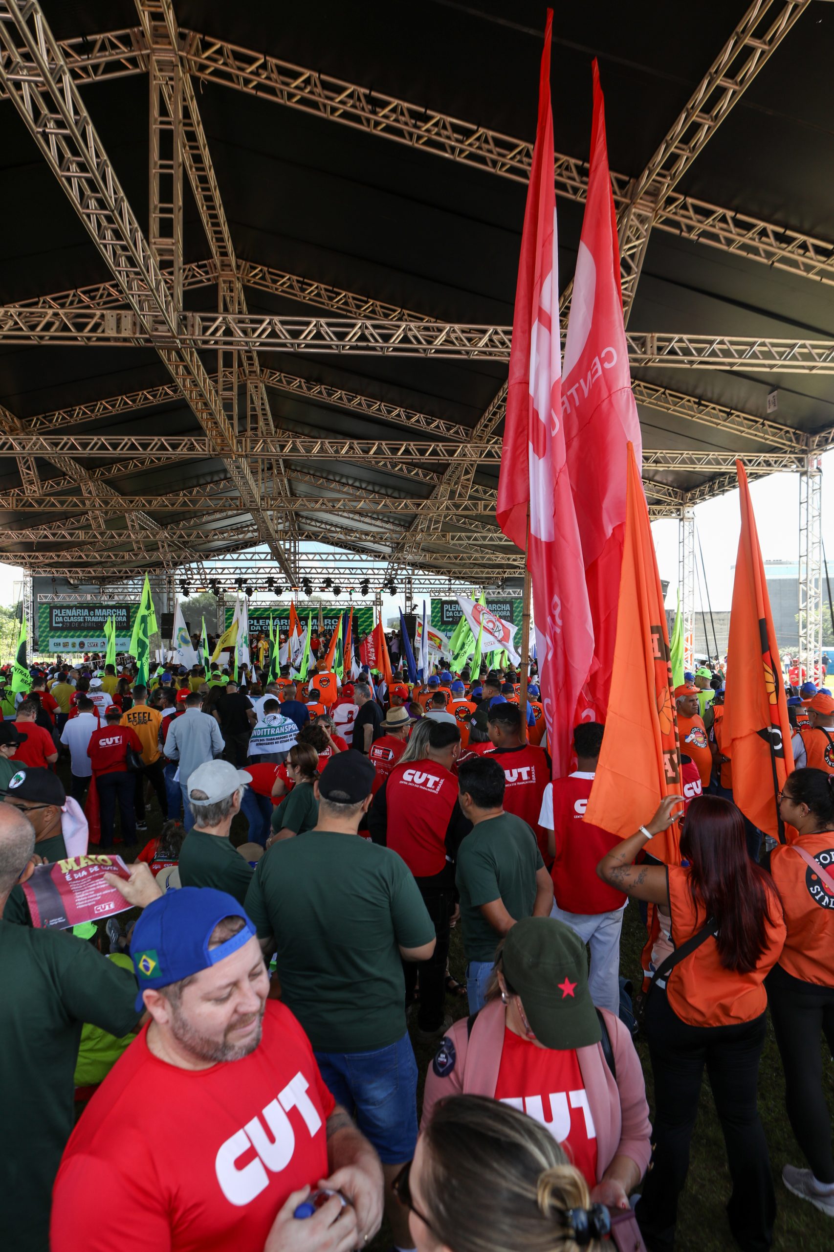 Plenária e Marcha da Classe Trabalhadora em Brasília organizada pelas Centrais Sindicais. Por redução da jornada sem cortar salários, Fim da escala 6x1, Isenção do IR até E$ 5 mil, IR zero na PLR e muito mais! Fotos Dino Santos. Brasil_29_04_2025.
