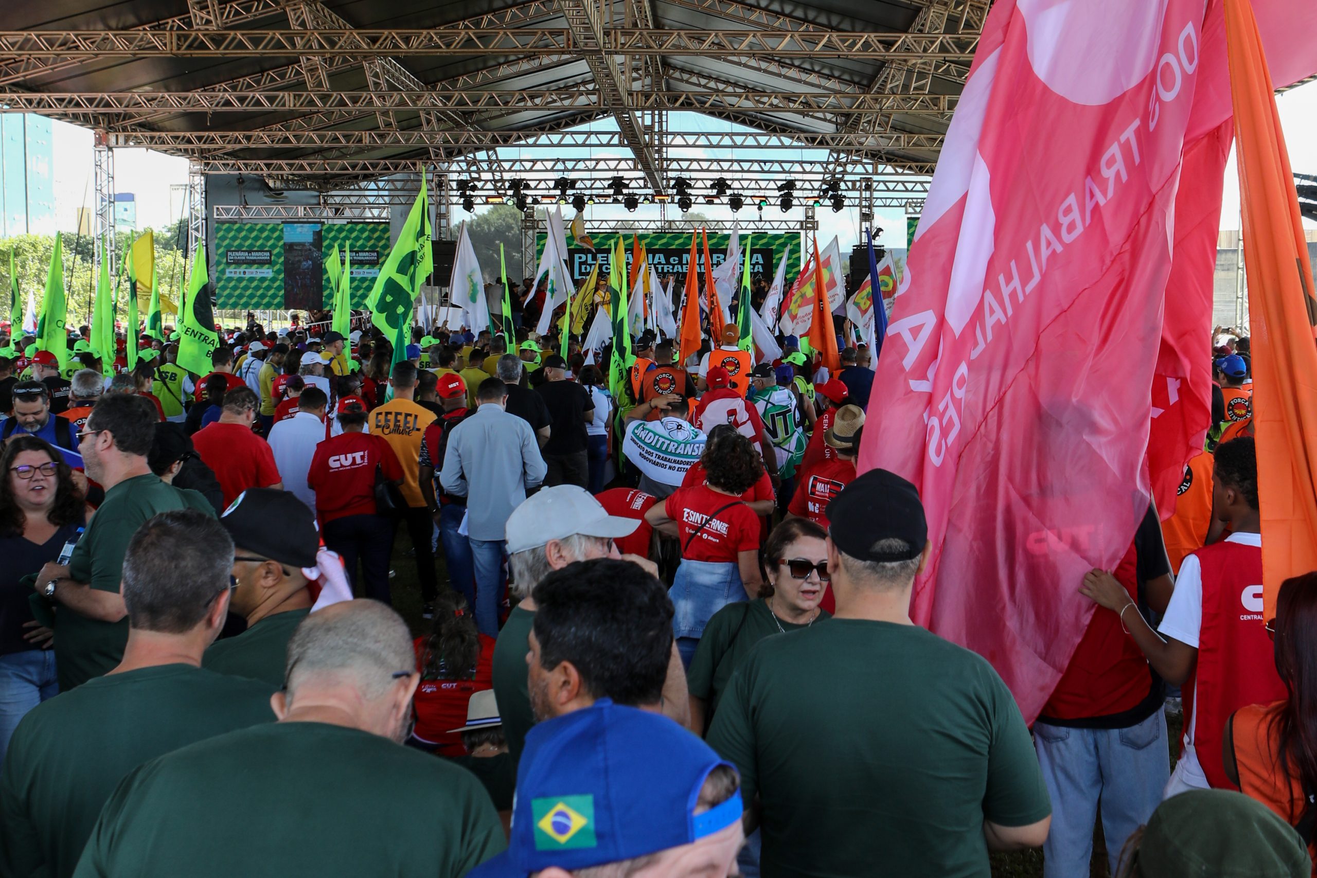 Plenária e Marcha da Classe Trabalhadora em Brasília organizada pelas Centrais Sindicais. Por redução da jornada sem cortar salários, Fim da escala 6x1, Isenção do IR até E$ 5 mil, IR zero na PLR e muito mais! Fotos Dino Santos. Brasil_29_04_2025.