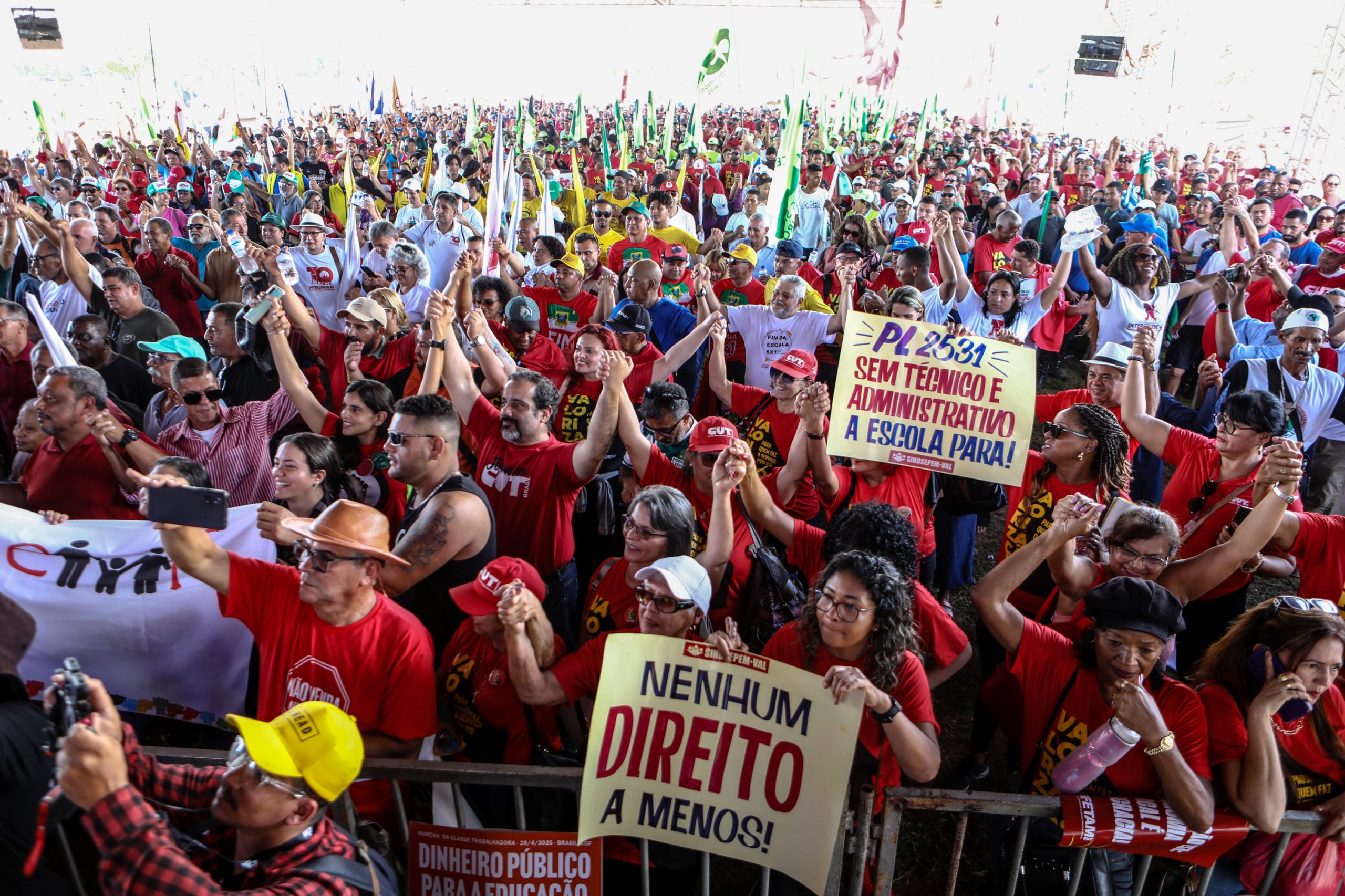 Plenária e Marcha da Classe Trabalhadora em Brasília organizada pelas Centrais Sindicais. Por redução da jornada sem cortar salários, Fim da escala 6x1, Isenção do IR até E$ 5 mil, IR zero na PLR e muito mais! Fotos Dino Santos. Brasil_29_04_2025.