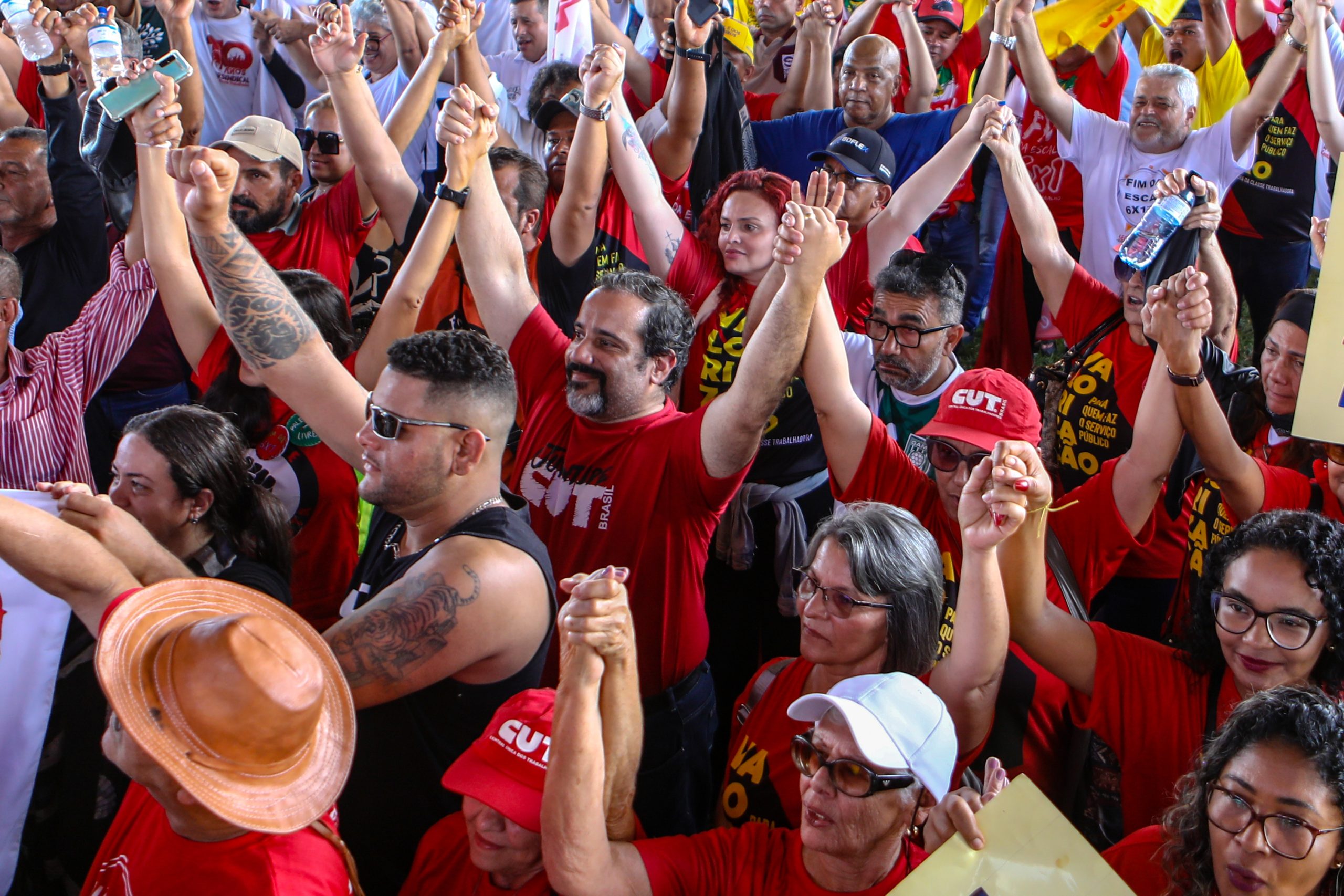 Plenária e Marcha da Classe Trabalhadora em Brasília organizada pelas Centrais Sindicais. Por redução da jornada sem cortar salários, Fim da escala 6x1, Isenção do IR até E$ 5 mil, IR zero na PLR e muito mais! Fotos Dino Santos. Brasil_29_04_2025.