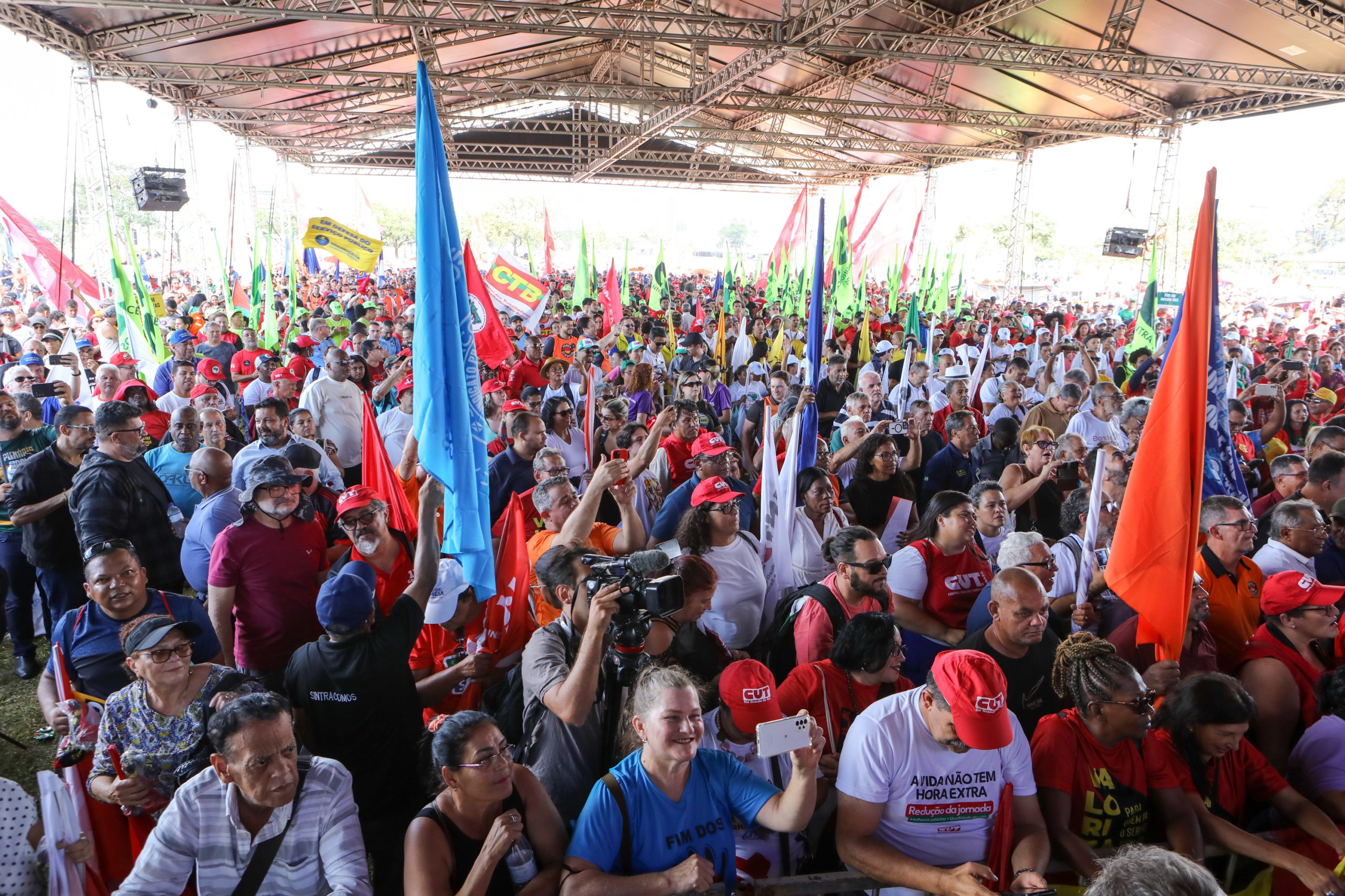 Plenária e Marcha da Classe Trabalhadora em Brasília organizada pelas Centrais Sindicais. Por redução da jornada sem cortar salários, Fim da escala 6x1, Isenção do IR até E$ 5 mil, IR zero na PLR e muito mais! Fotos Dino Santos. Brasil_29_04_2025.