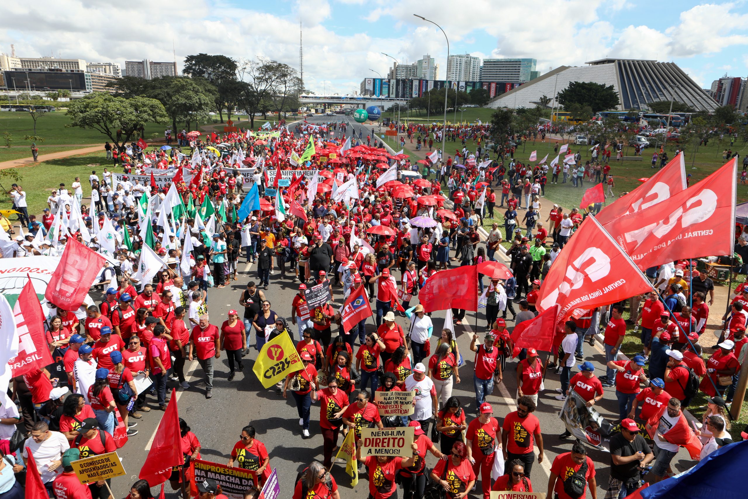Plenária e Marcha da Classe Trabalhadora em Brasília organizada pelas Centrais Sindicais. Por redução da jornada sem cortar salários, Fim da escala 6x1, Isenção do IR até E$ 5 mil, IR zero na PLR e muito mais! Fotos Dino Santos. Brasil_29_04_2025.