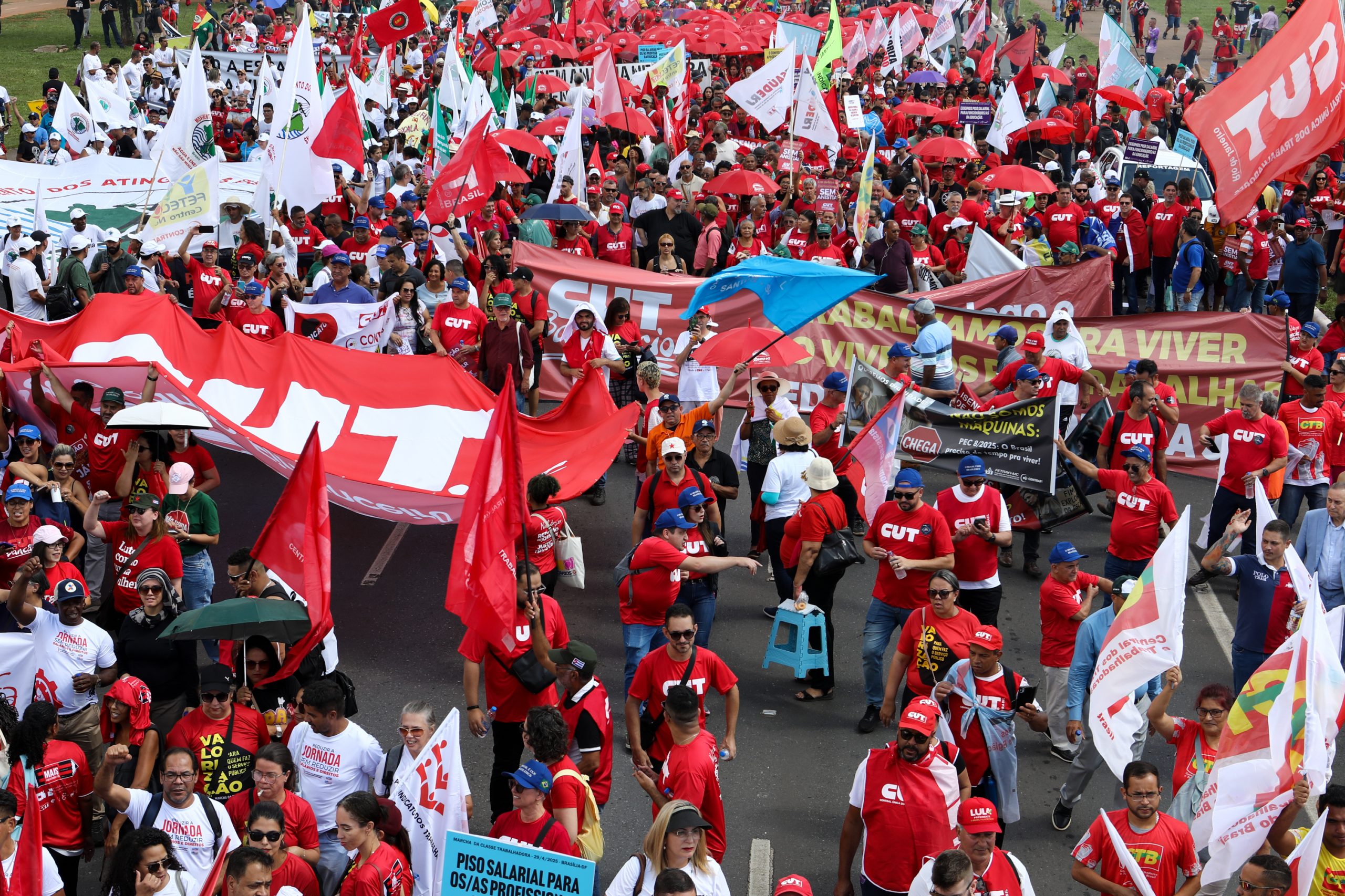 Plenária e Marcha da Classe Trabalhadora em Brasília organizada pelas Centrais Sindicais. Por redução da jornada sem cortar salários, Fim da escala 6x1, Isenção do IR até E$ 5 mil, IR zero na PLR e muito mais! Fotos Dino Santos. Brasil_29_04_2025.