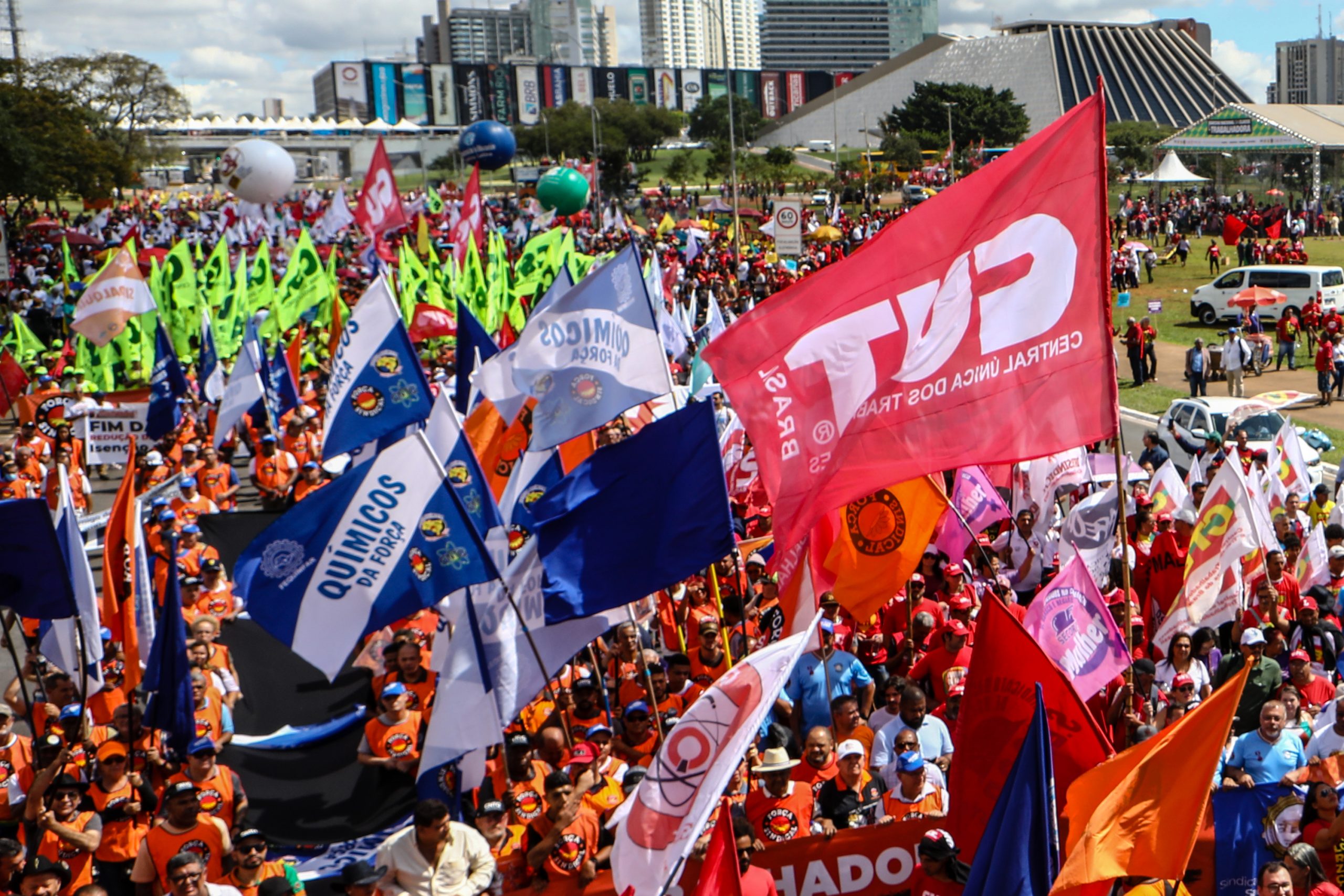 Plenária e Marcha da Classe Trabalhadora em Brasília organizada pelas Centrais Sindicais. Por redução da jornada sem cortar salários, Fim da escala 6x1, Isenção do IR até E$ 5 mil, IR zero na PLR e muito mais! Fotos Dino Santos. Brasil_29_04_2025.
