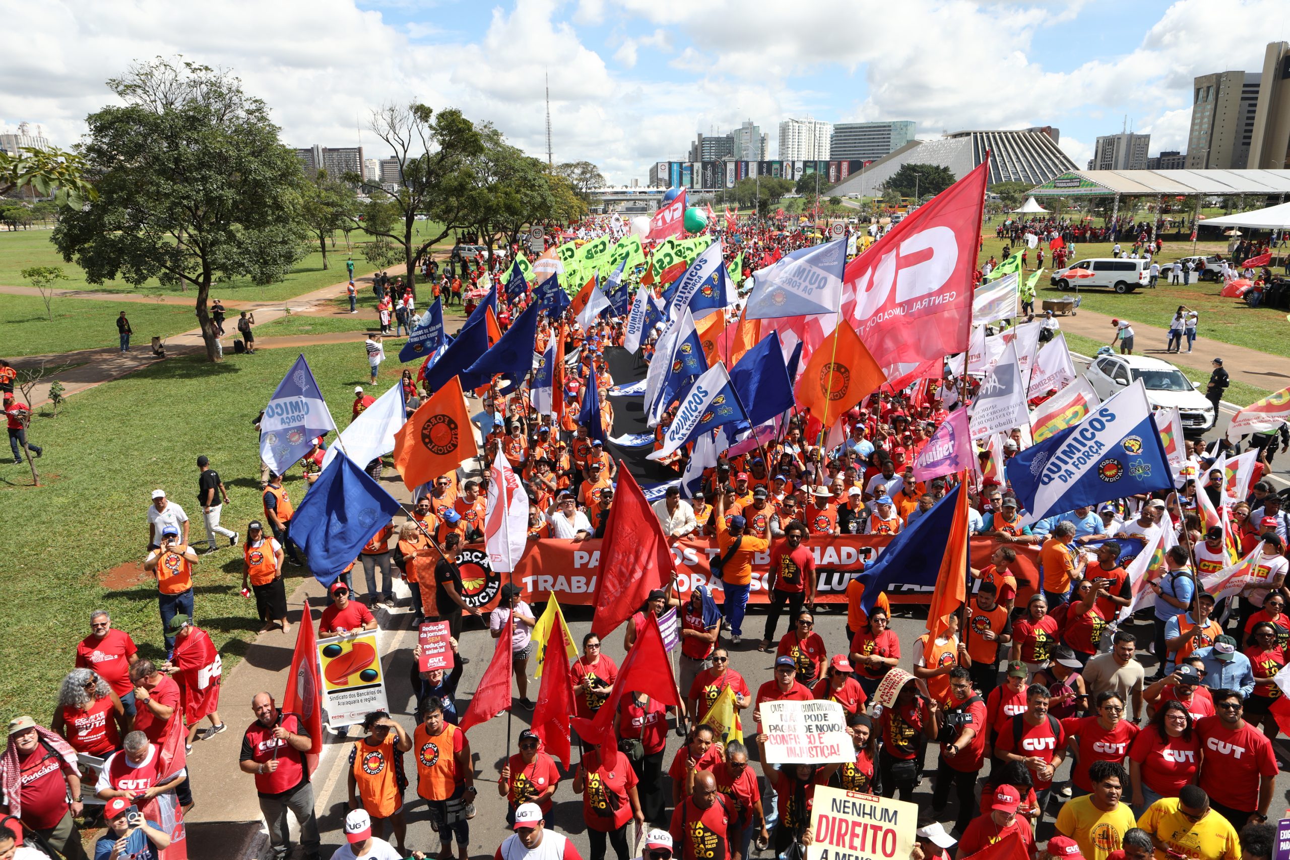 Plenária e Marcha da Classe Trabalhadora em Brasília organizada pelas Centrais Sindicais. Por redução da jornada sem cortar salários, Fim da escala 6x1, Isenção do IR até E$ 5 mil, IR zero na PLR e muito mais! Fotos Dino Santos. Brasil_29_04_2025.