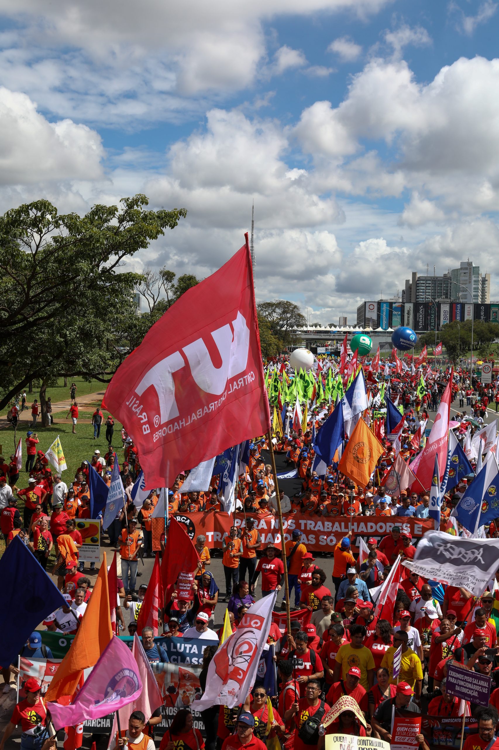 Plenária e Marcha da Classe Trabalhadora em Brasília organizada pelas Centrais Sindicais. Por redução da jornada sem cortar salários, Fim da escala 6x1, Isenção do IR até E$ 5 mil, IR zero na PLR e muito mais! Fotos Dino Santos. Brasil_29_04_2025.