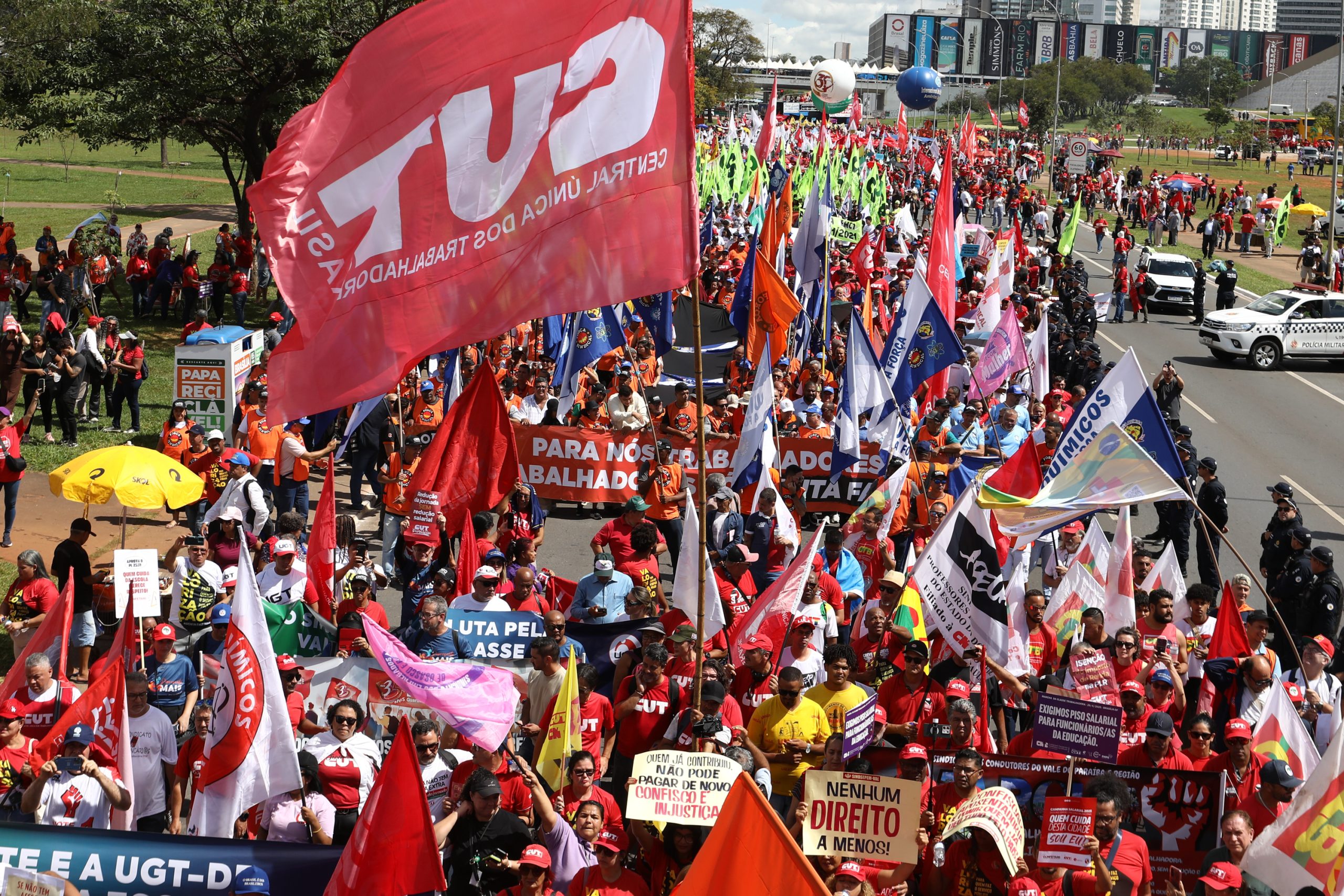 Plenária e Marcha da Classe Trabalhadora em Brasília organizada pelas Centrais Sindicais. Por redução da jornada sem cortar salários, Fim da escala 6x1, Isenção do IR até E$ 5 mil, IR zero na PLR e muito mais! Fotos Dino Santos. Brasil_29_04_2025.