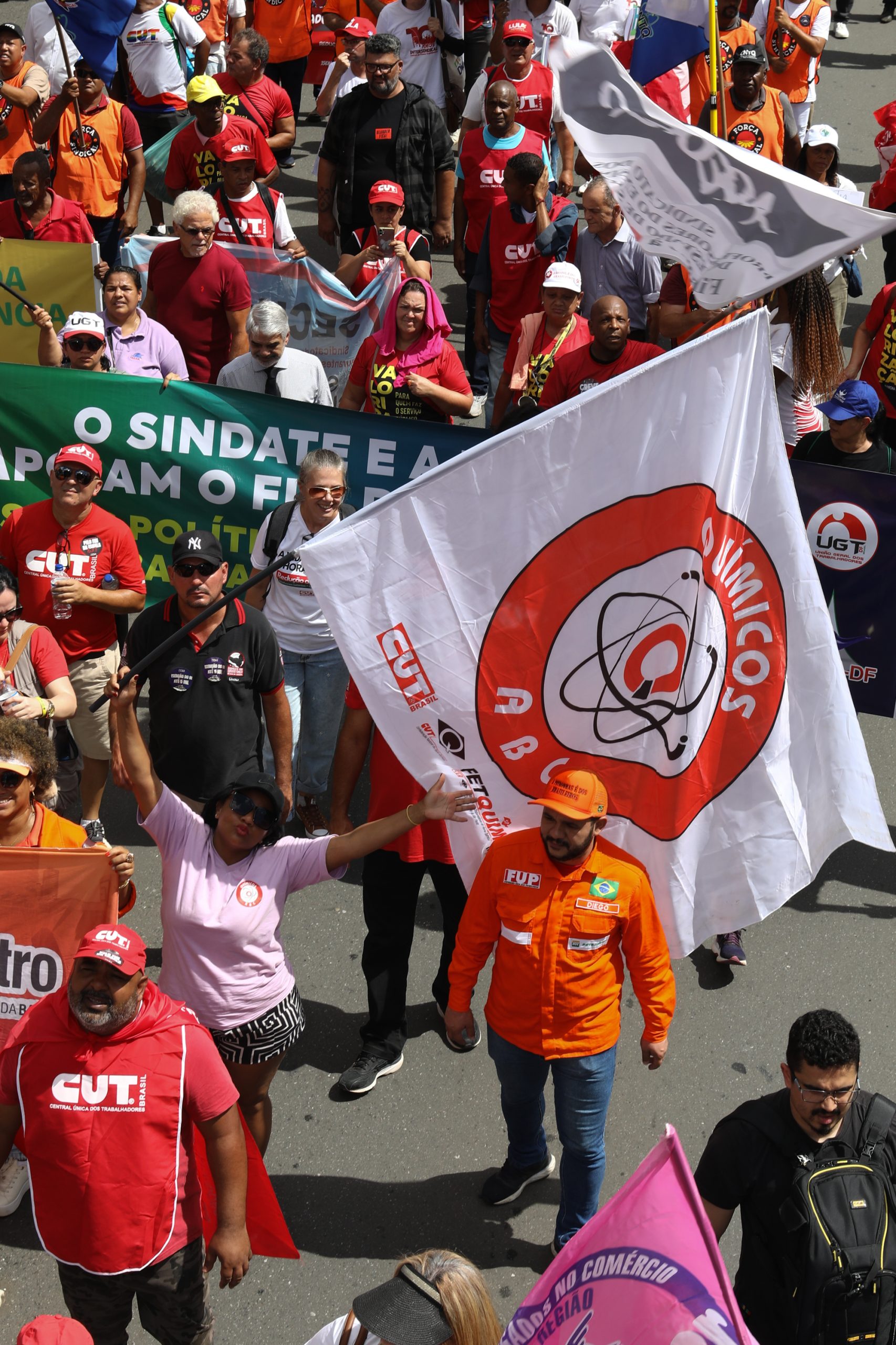 Plenária e Marcha da Classe Trabalhadora em Brasília organizada pelas Centrais Sindicais. Por redução da jornada sem cortar salários, Fim da escala 6x1, Isenção do IR até E$ 5 mil, IR zero na PLR e muito mais! Fotos Dino Santos. Brasil_29_04_2025.