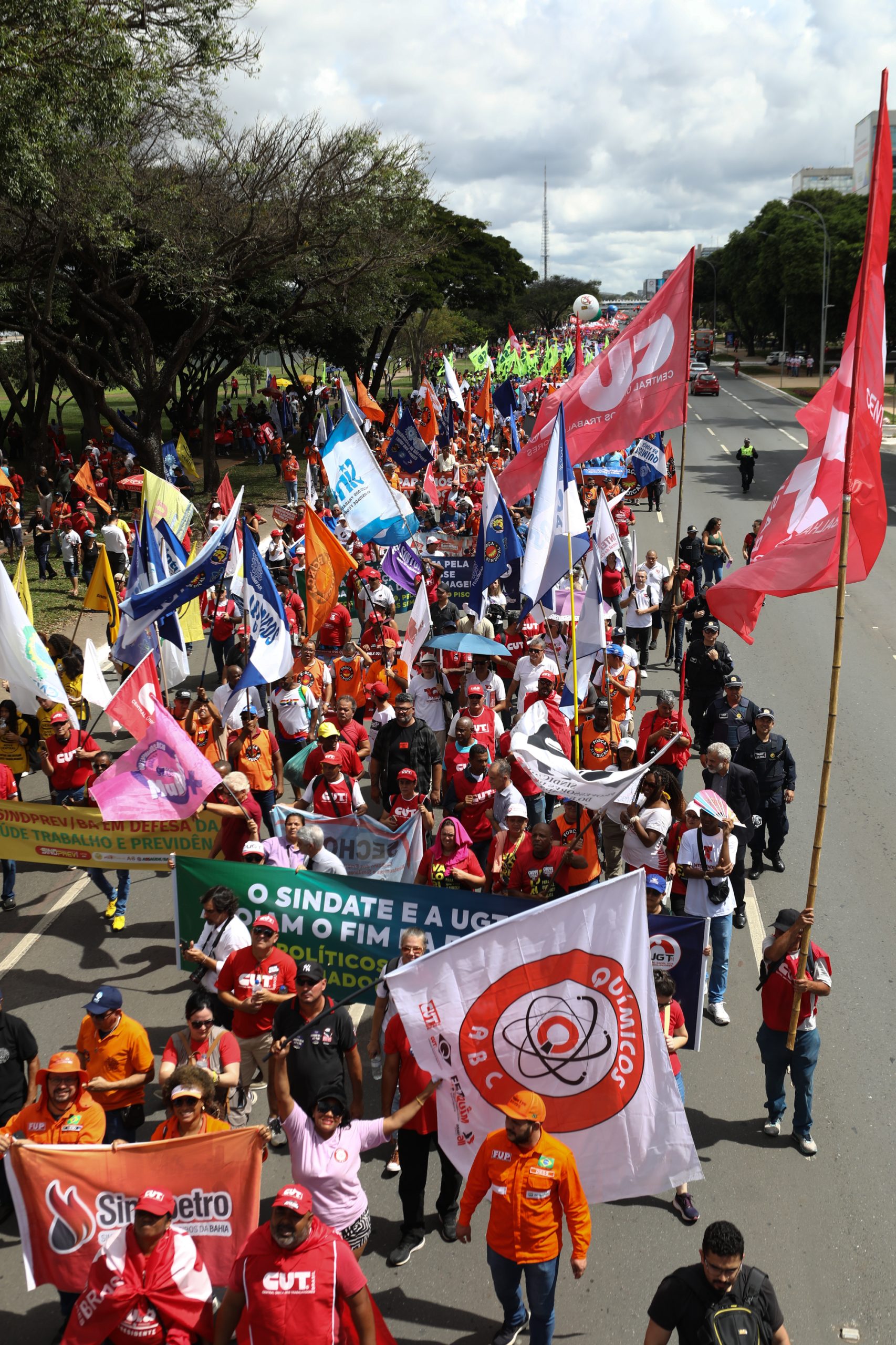 Plenária e Marcha da Classe Trabalhadora em Brasília organizada pelas Centrais Sindicais. Por redução da jornada sem cortar salários, Fim da escala 6x1, Isenção do IR até E$ 5 mil, IR zero na PLR e muito mais! Fotos Dino Santos. Brasil_29_04_2025.