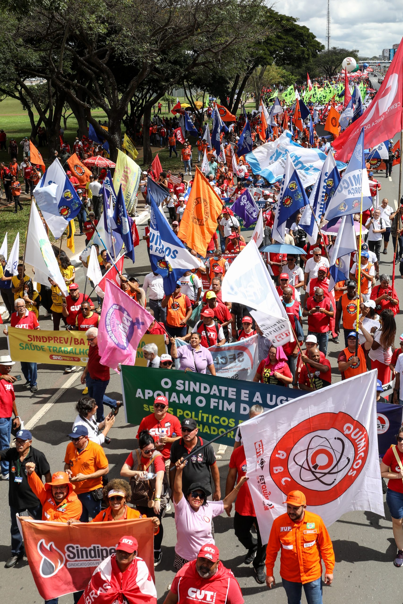 Plenária e Marcha da Classe Trabalhadora em Brasília organizada pelas Centrais Sindicais. Por redução da jornada sem cortar salários, Fim da escala 6x1, Isenção do IR até E$ 5 mil, IR zero na PLR e muito mais! Fotos Dino Santos. Brasil_29_04_2025.