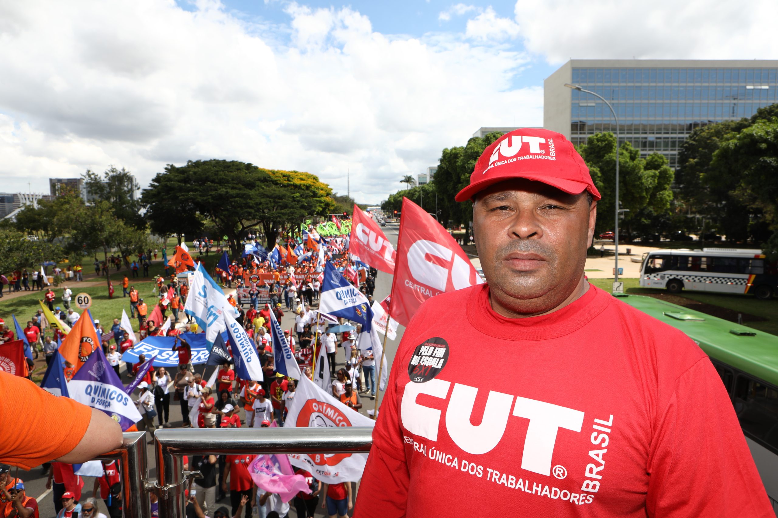 Plenária e Marcha da Classe Trabalhadora em Brasília organizada pelas Centrais Sindicais. Por redução da jornada sem cortar salários, Fim da escala 6x1, Isenção do IR até E$ 5 mil, IR zero na PLR e muito mais! Fotos Dino Santos. Brasil_29_04_2025.